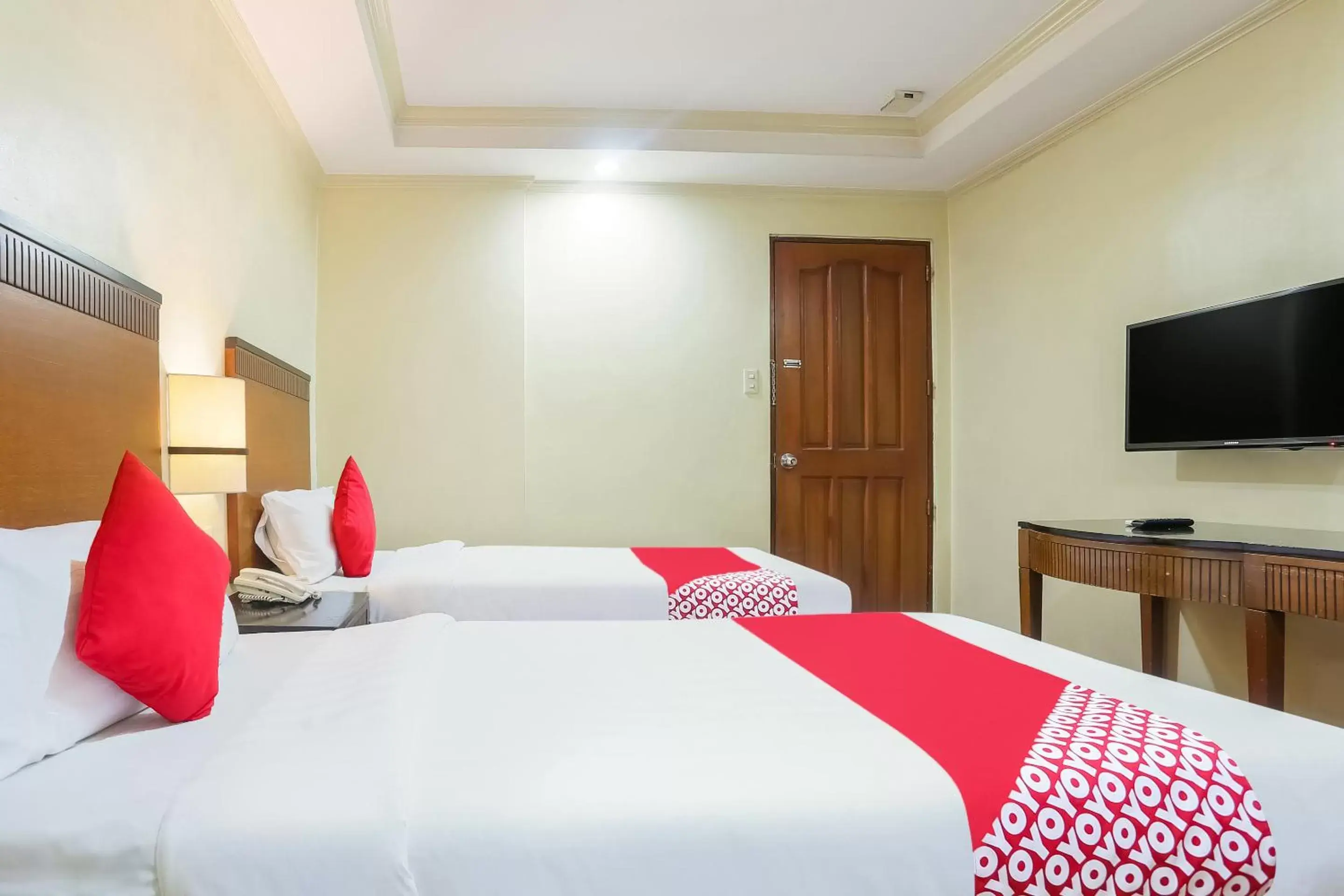 Bedroom, Bed in Super OYO 406 Royal Parc Inn & Suites