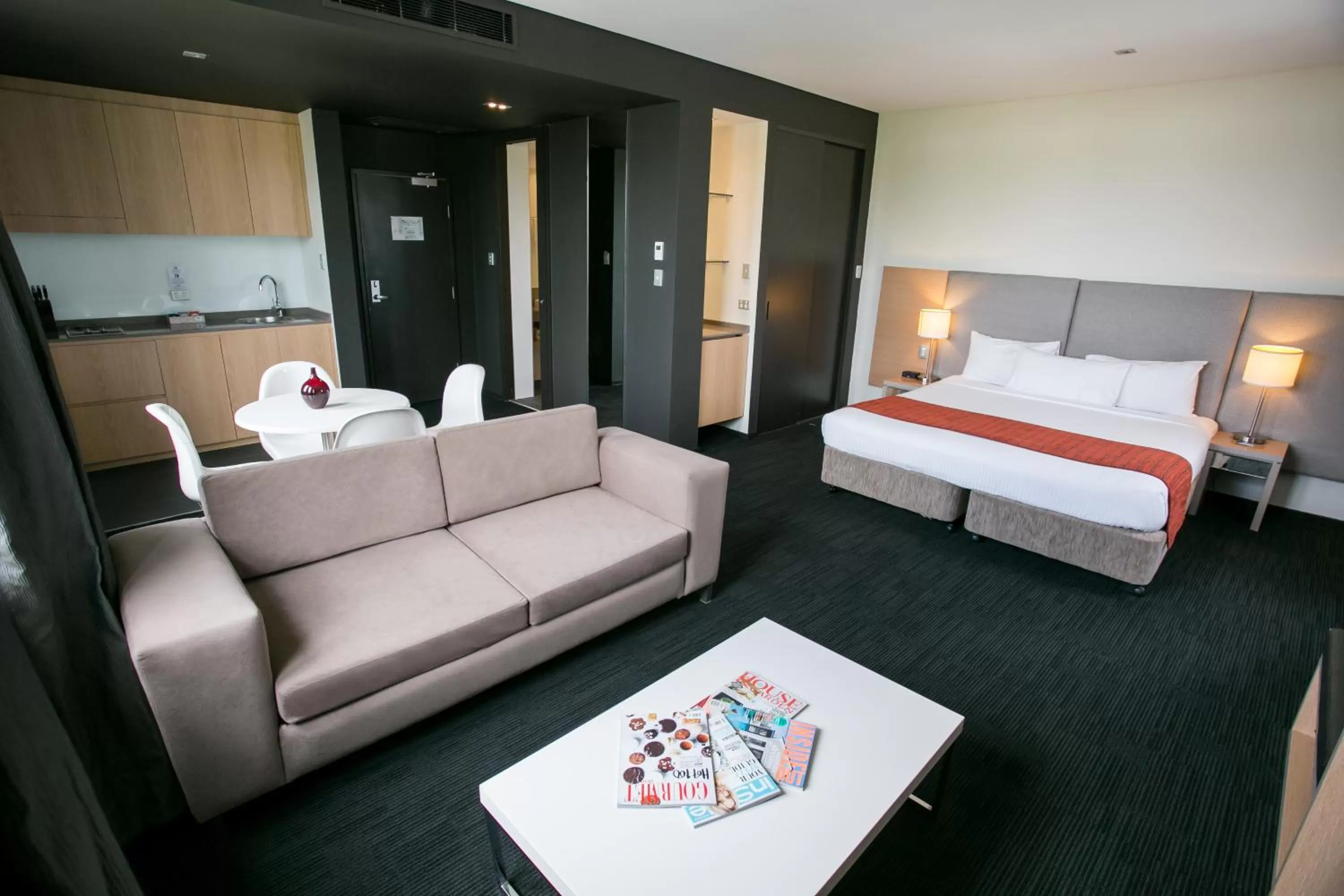 Kitchen or kitchenette, Bed in Alpha Hotel Eastern Creek