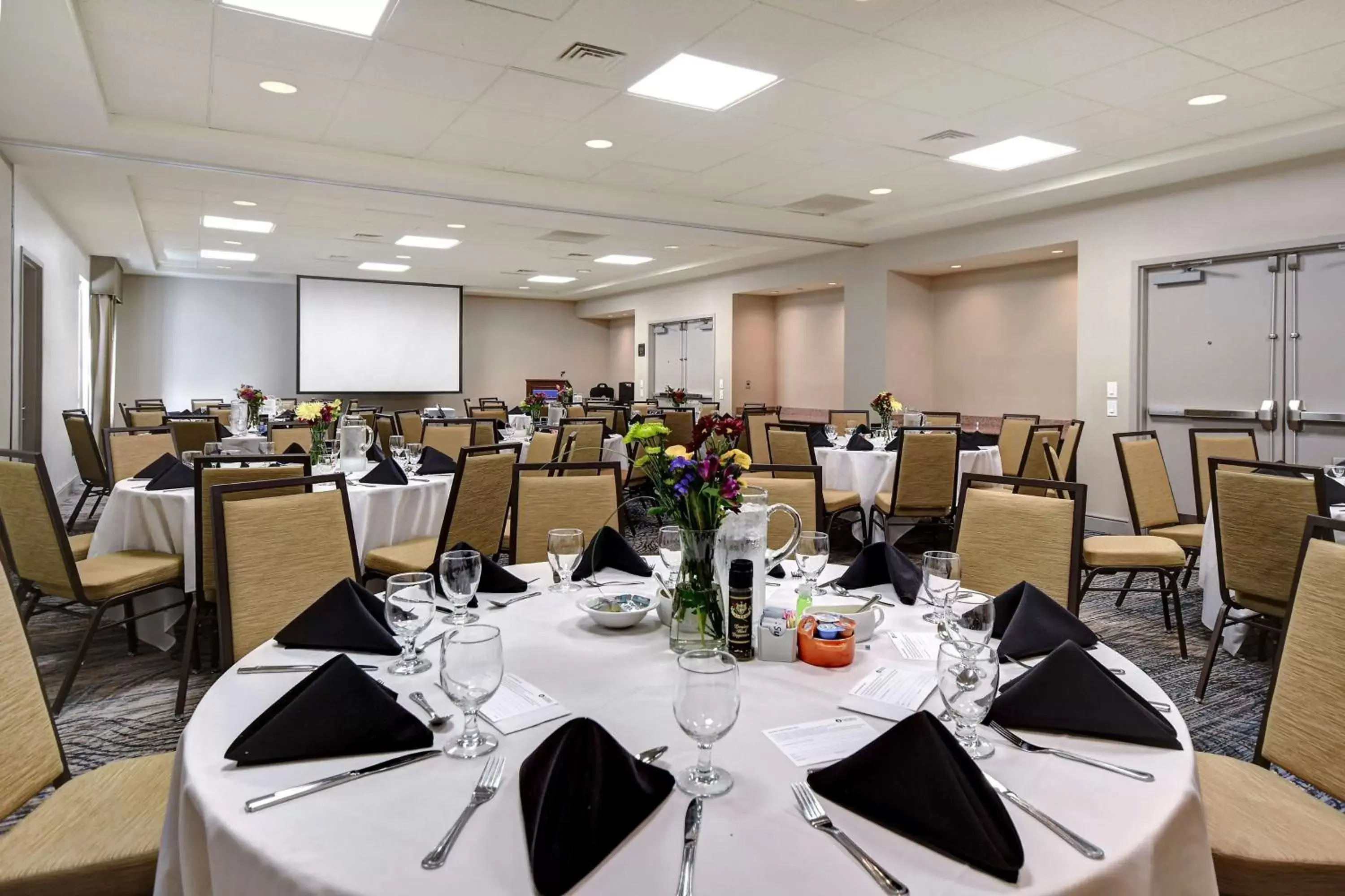 Meeting/conference room, Restaurant/Places to Eat in Hilton Garden Inn Fort Myers