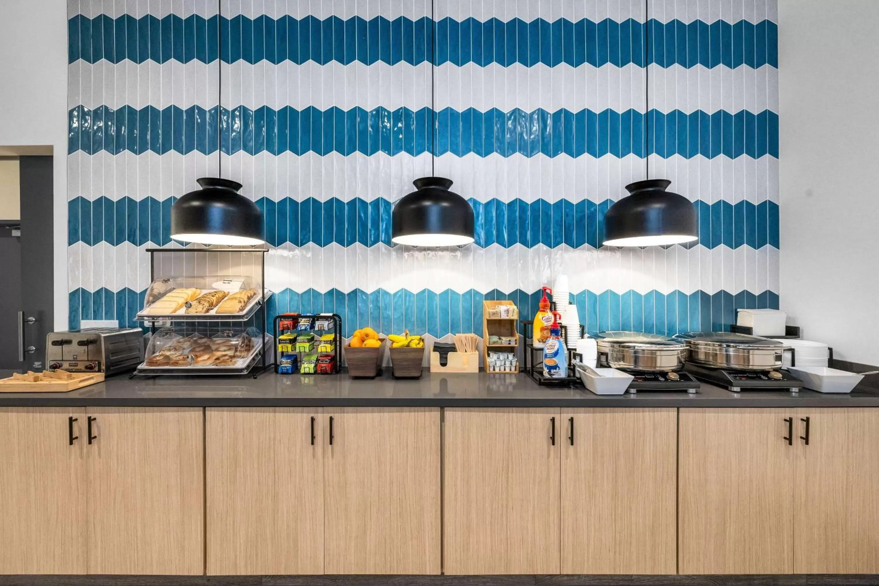 Restaurant/places to eat in La Quinta Inn & Suites by Wyndham San Jose Airport-Downtown