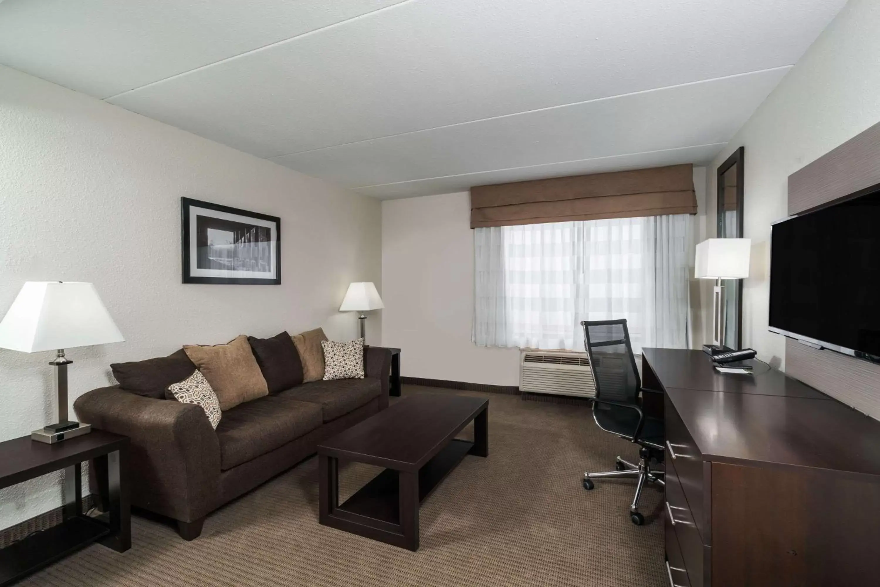 Living room, Seating Area in Wingate by Wyndham Bowling Green