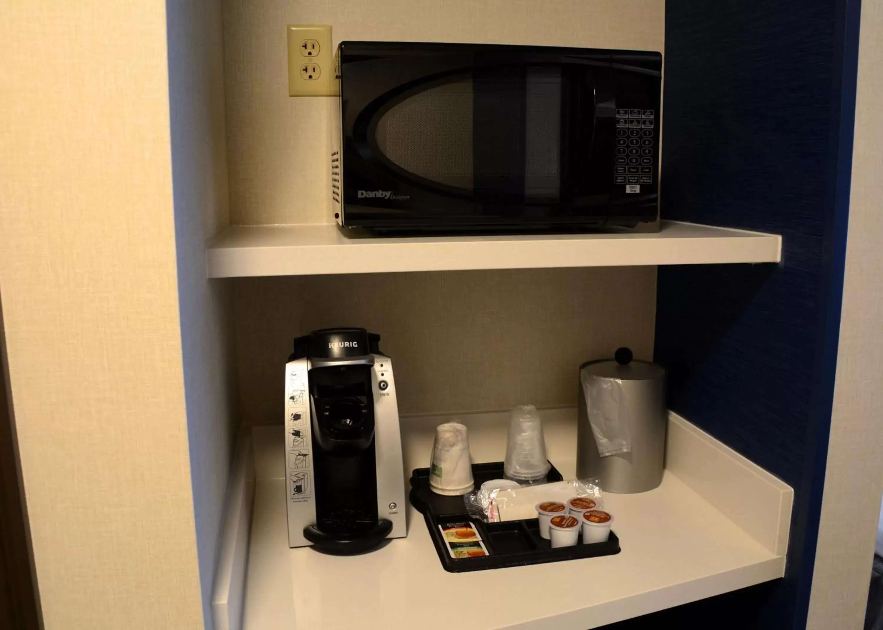 Bedroom, Coffee/Tea Facilities in Holiday Inn Express & Suites - Pittsburgh - Monroeville, an IHG Hotel