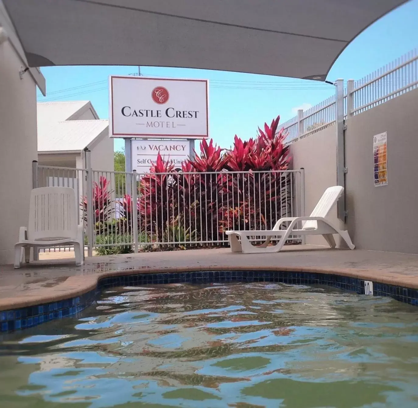 Swimming Pool in Castle Crest Motel