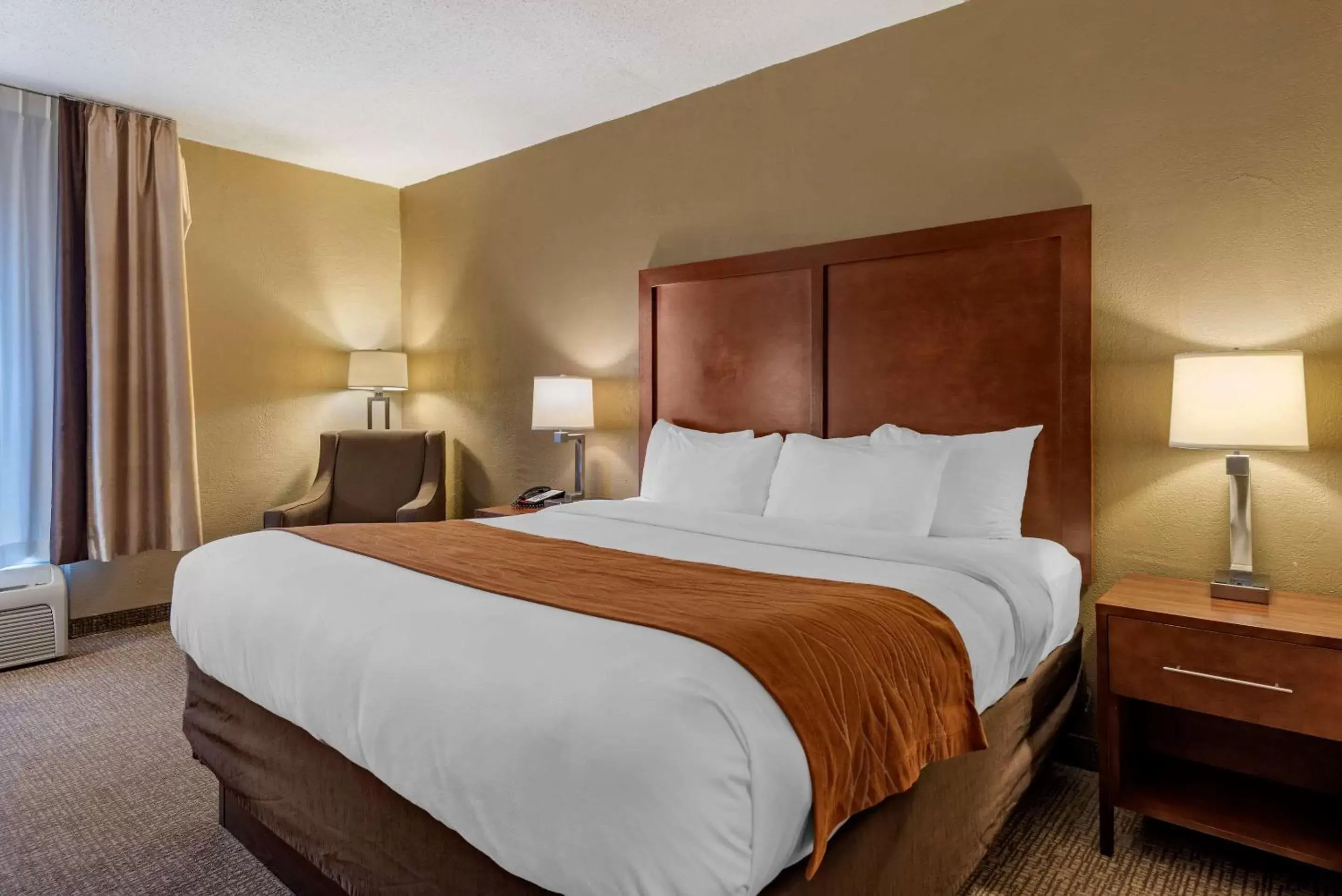 Photo of the whole room, Bed in Comfort Inn Madison