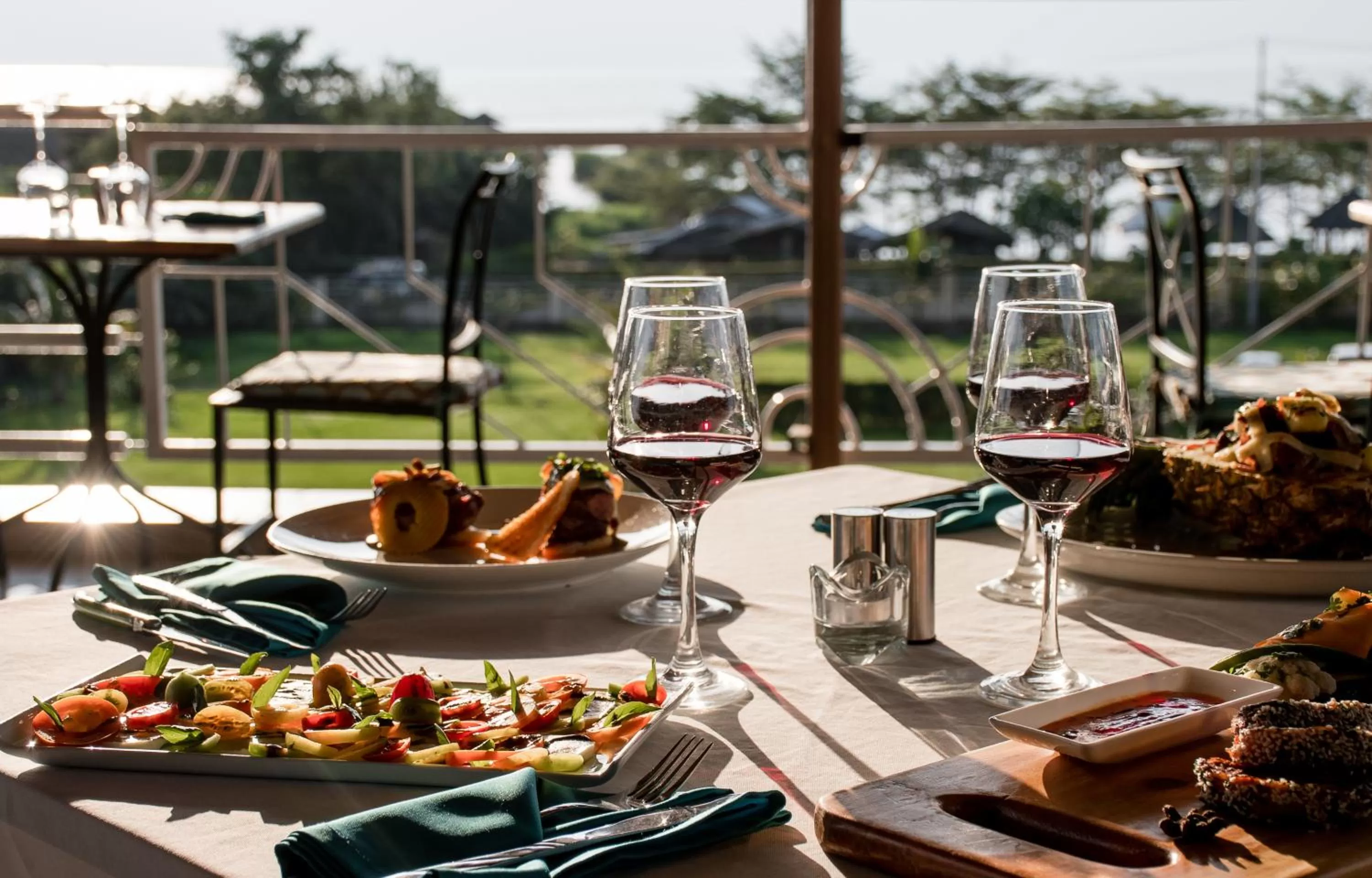 Restaurant/places to eat in Hotel Safari Gate