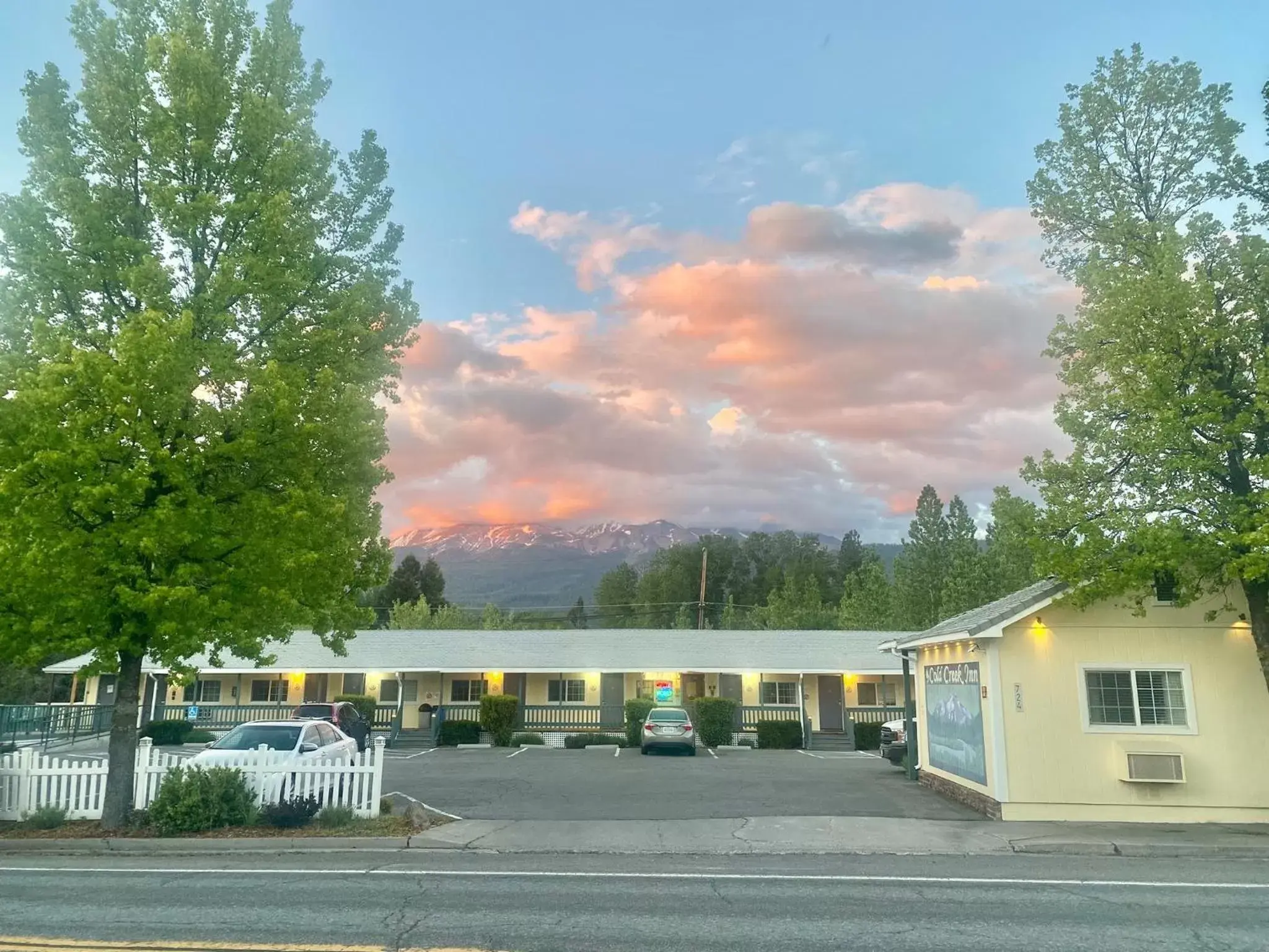 Property Building in Cold Creek Inn