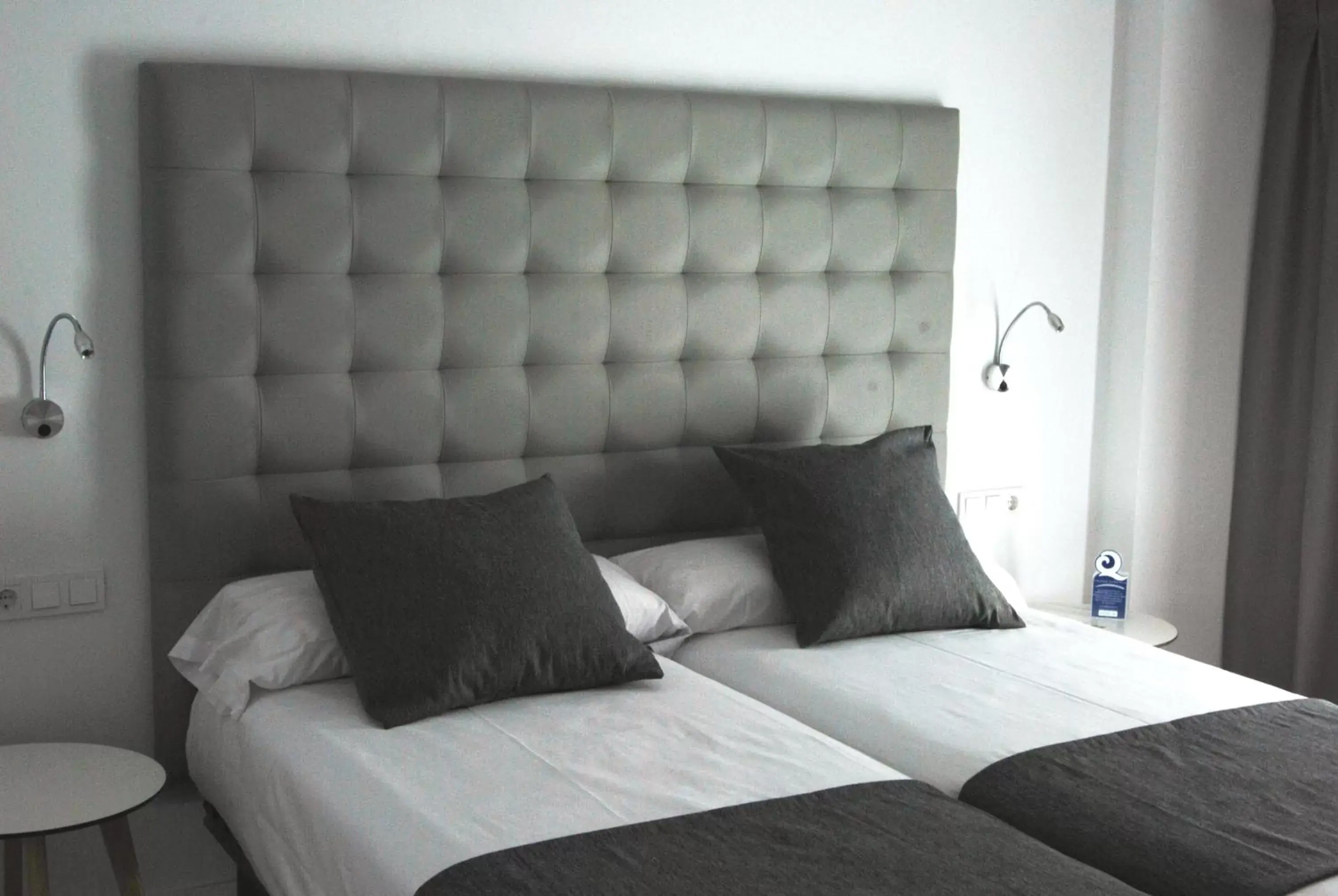 Photo of the whole room, Bed in Estudiotel Alicante