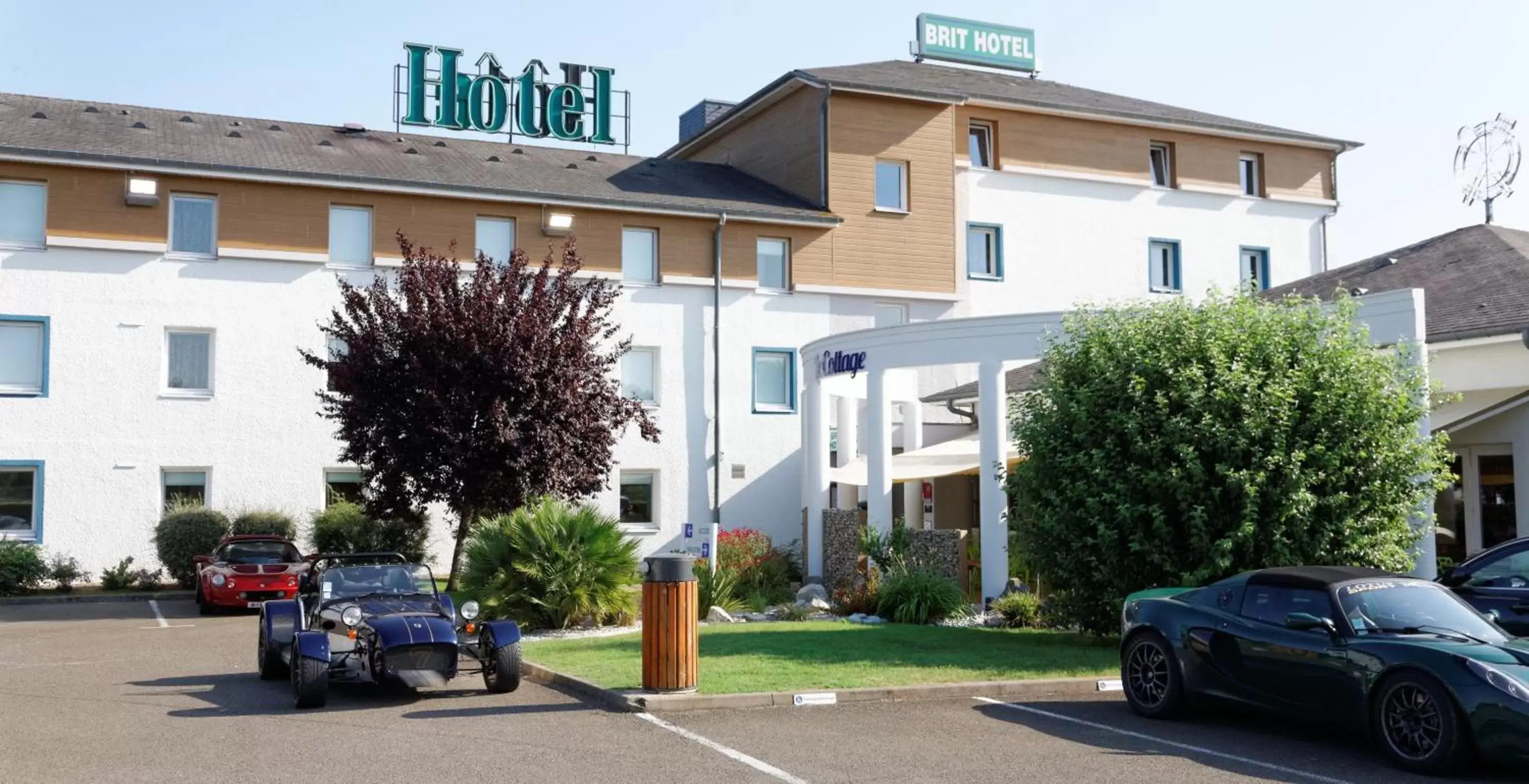 Facade/entrance, Property Building in Brit Hotel Le Cottage Le Mans Sud