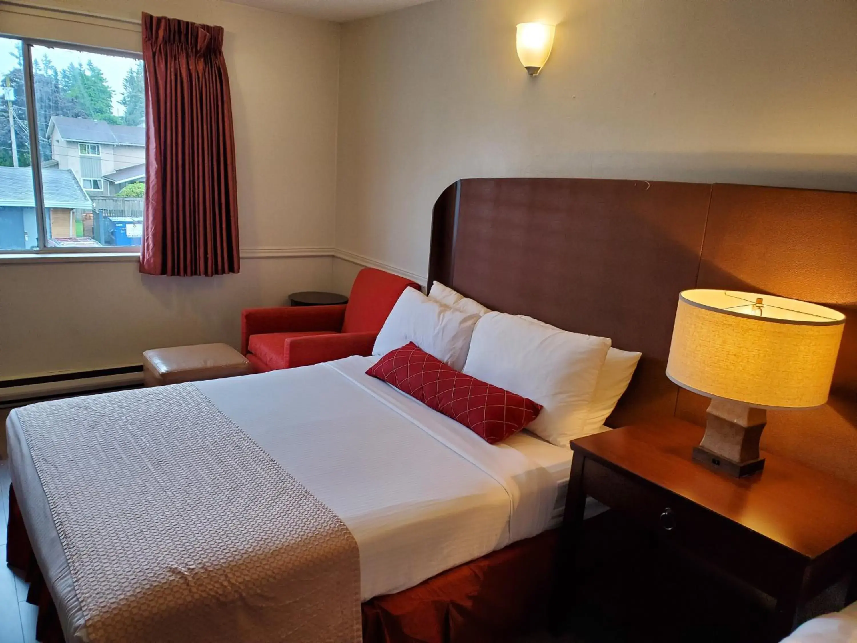 Bedroom, Bed in Alpine Inn Abbotsford