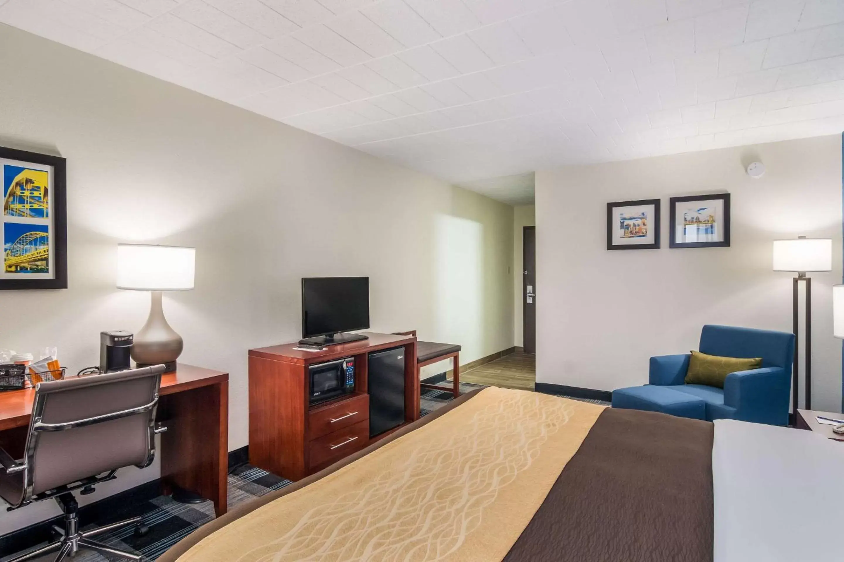 Photo of the whole room, TV/Entertainment Center in Comfort Inn and Suites Pittsburgh