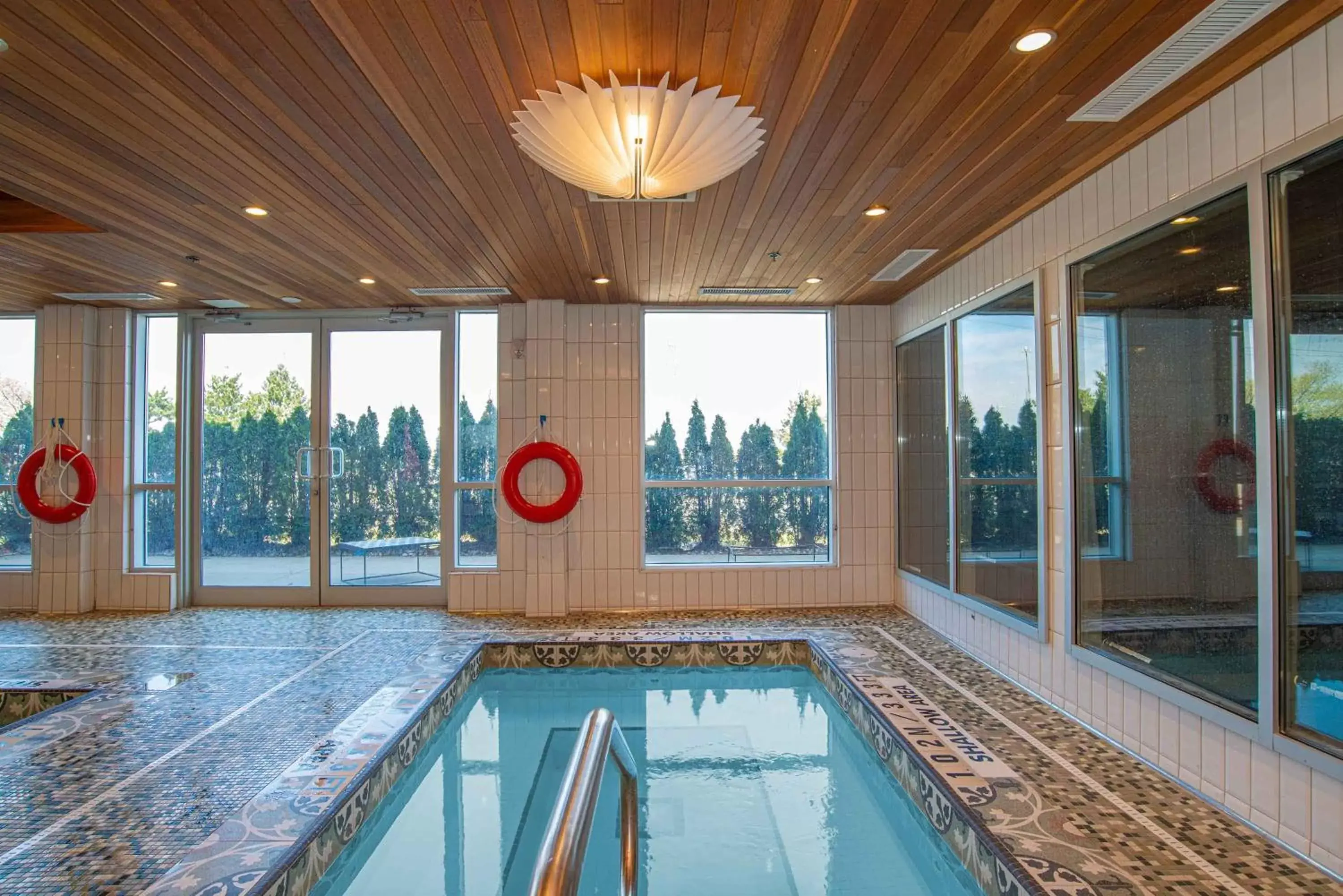 Swimming pool in Sandman Hotel Hamilton Swimming pool in Sandman Hotel Hamilton