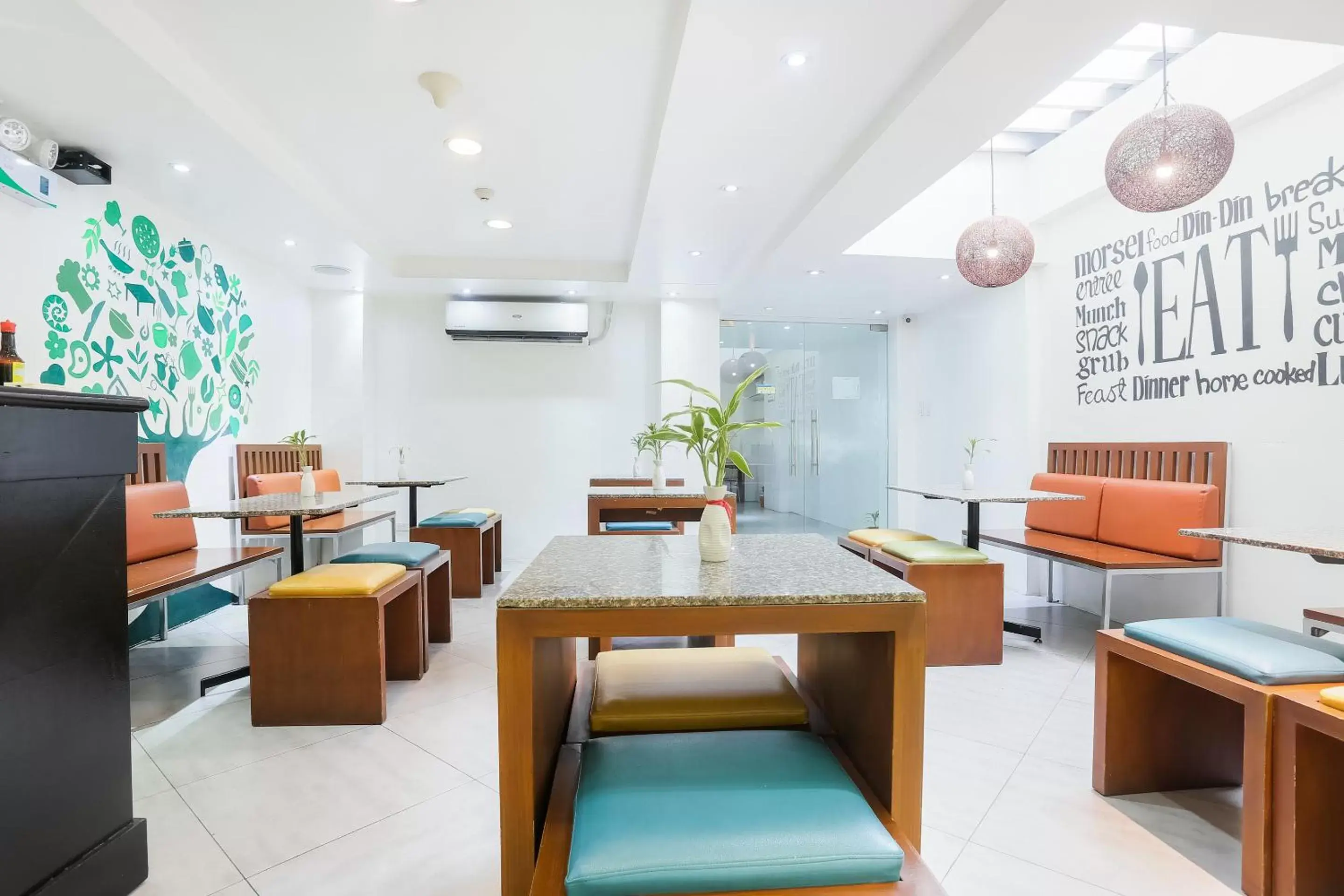 Lobby or reception, Restaurant/Places to Eat in Super OYO 406 Royal Parc Inn & Suites