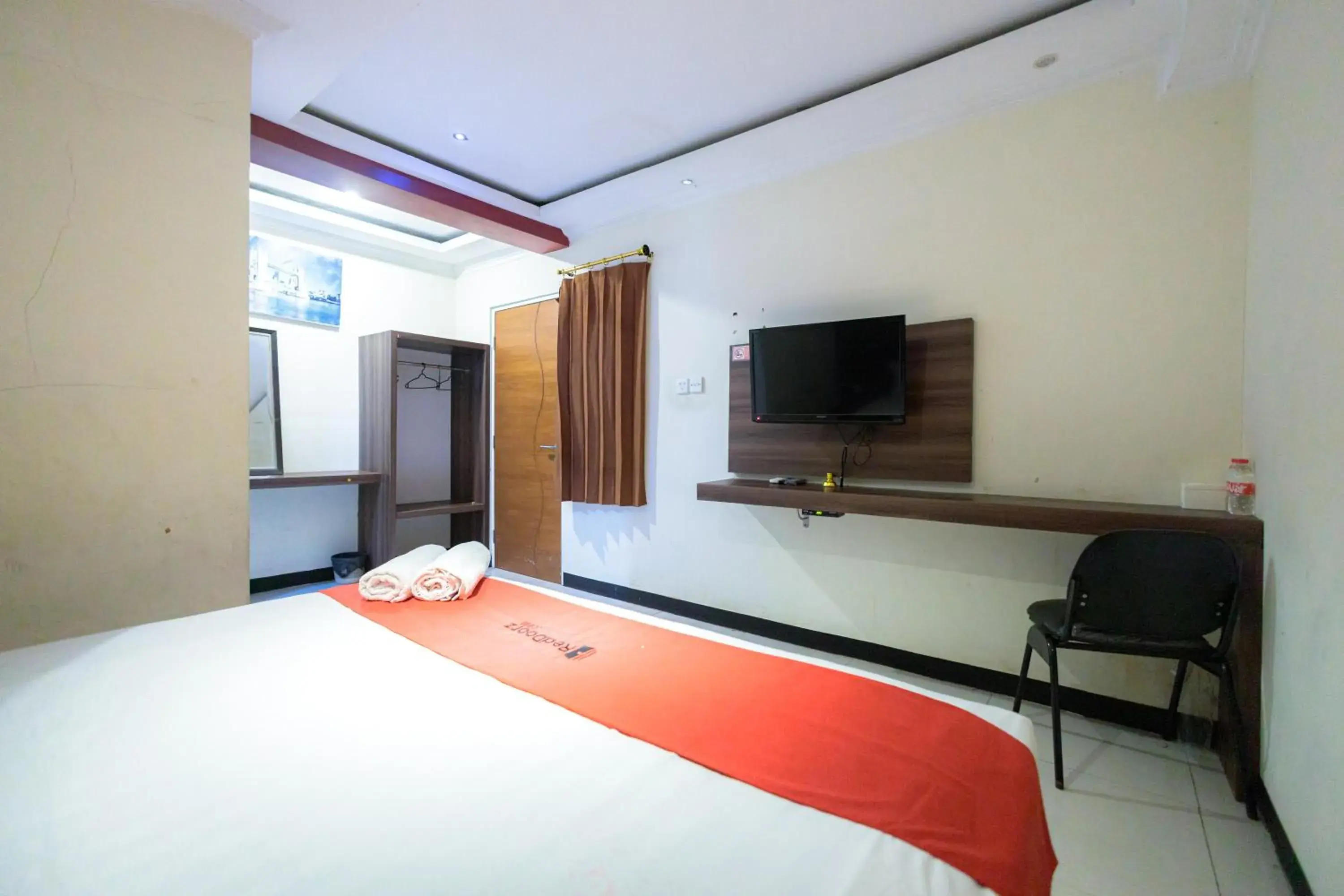 Bedroom, Bed in RedDoorz @ Kutisari Surabaya