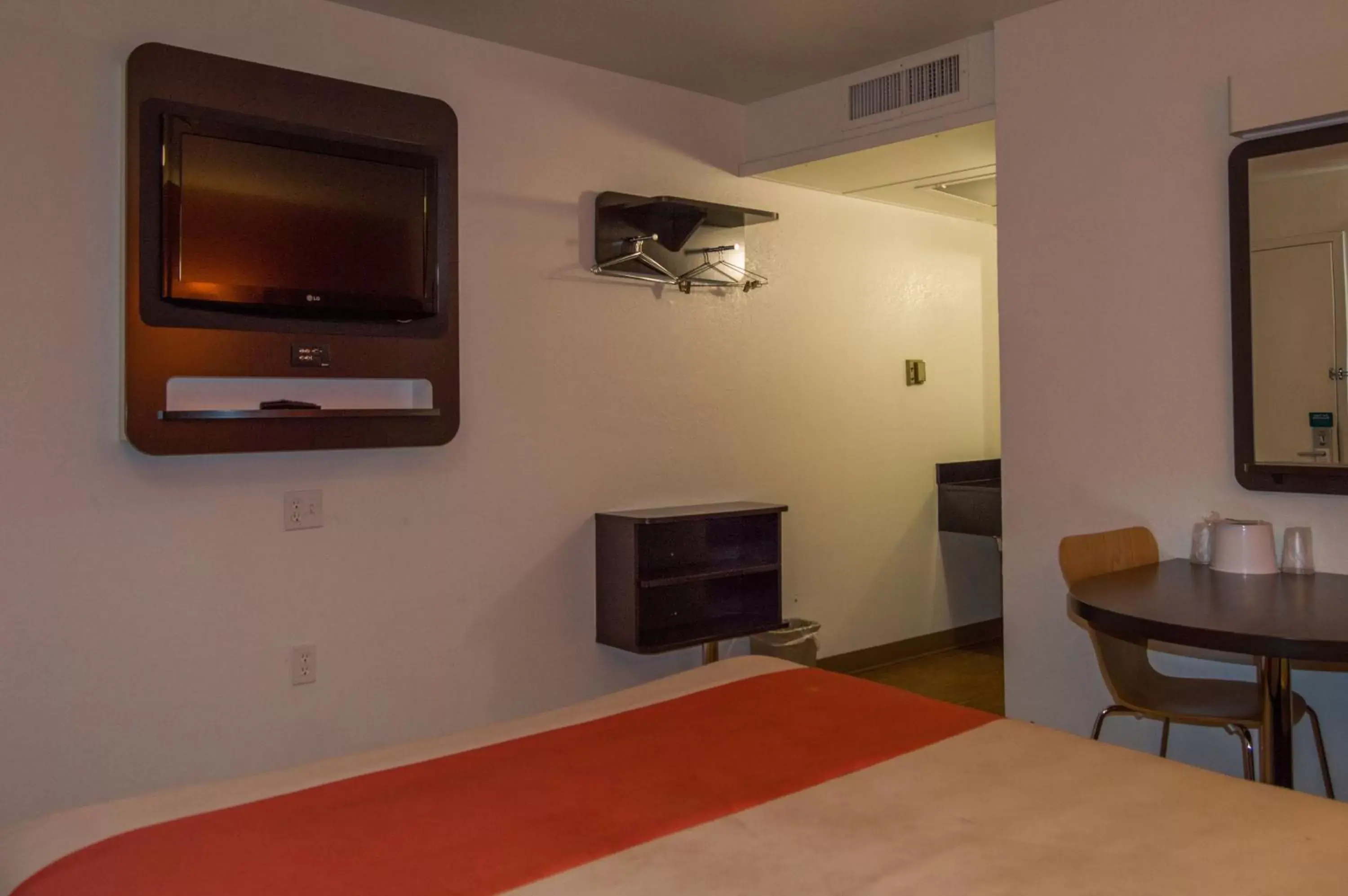 Bedroom, TV/Entertainment Center in Motel 6-Ardmore, OK