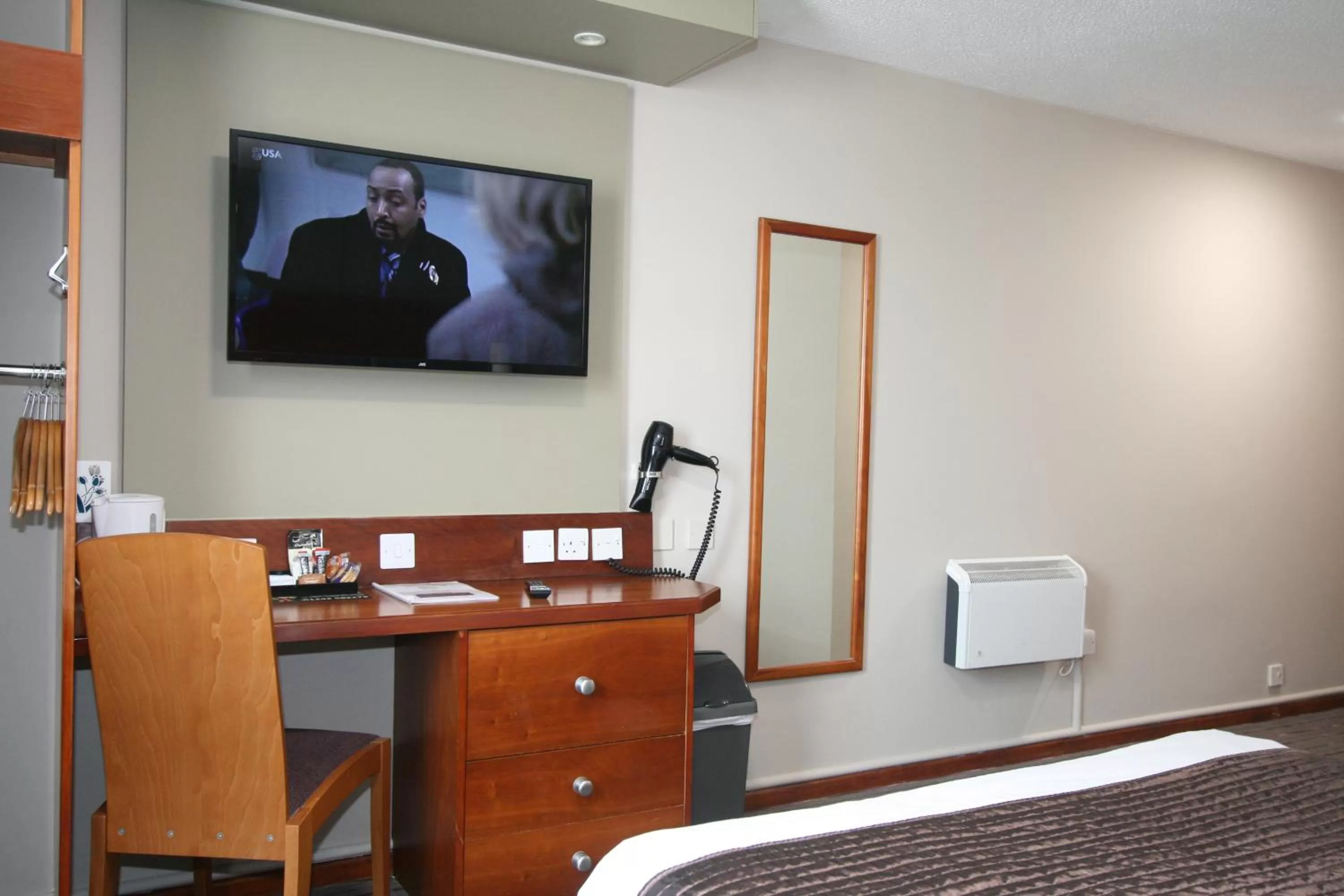 Bed in The Oakwood Hotel