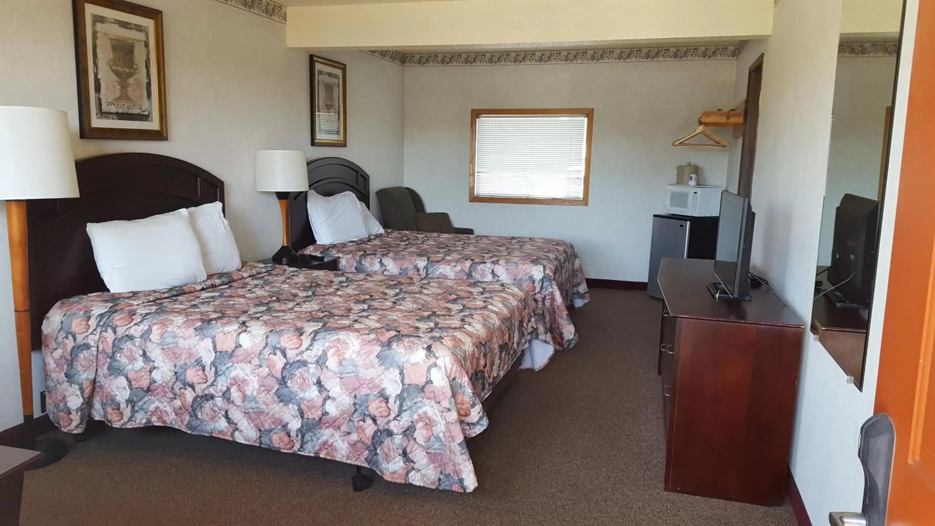 Photo of the whole room, Bed in Richland Inn and Suites