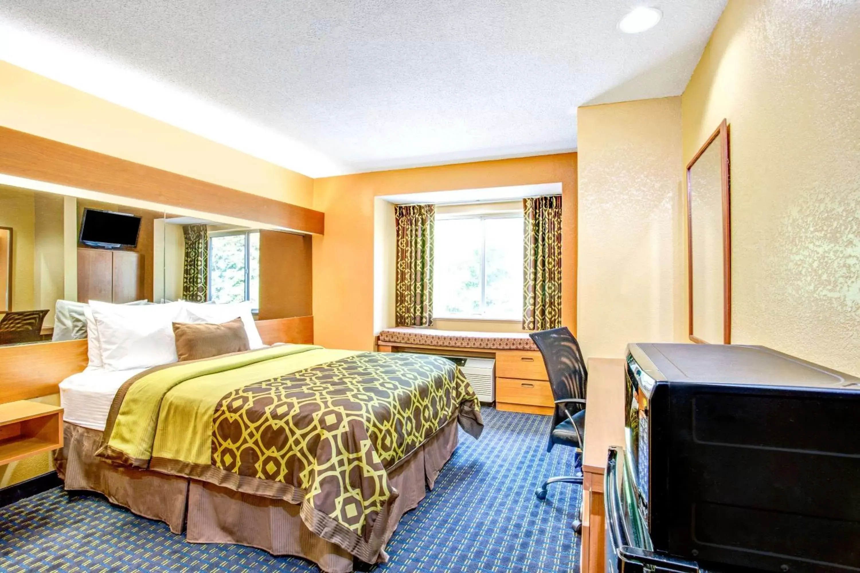Photo of the whole room, Bed in Microtel Inn & Suites Newport News