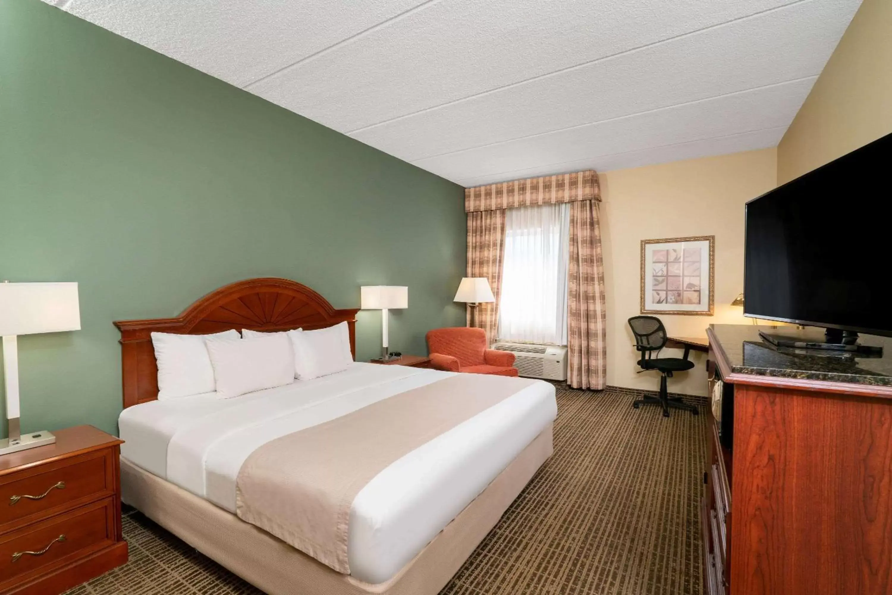 Photo of the whole room, Bed in Baymont by Wyndham Knoxville/Cedar Bluff