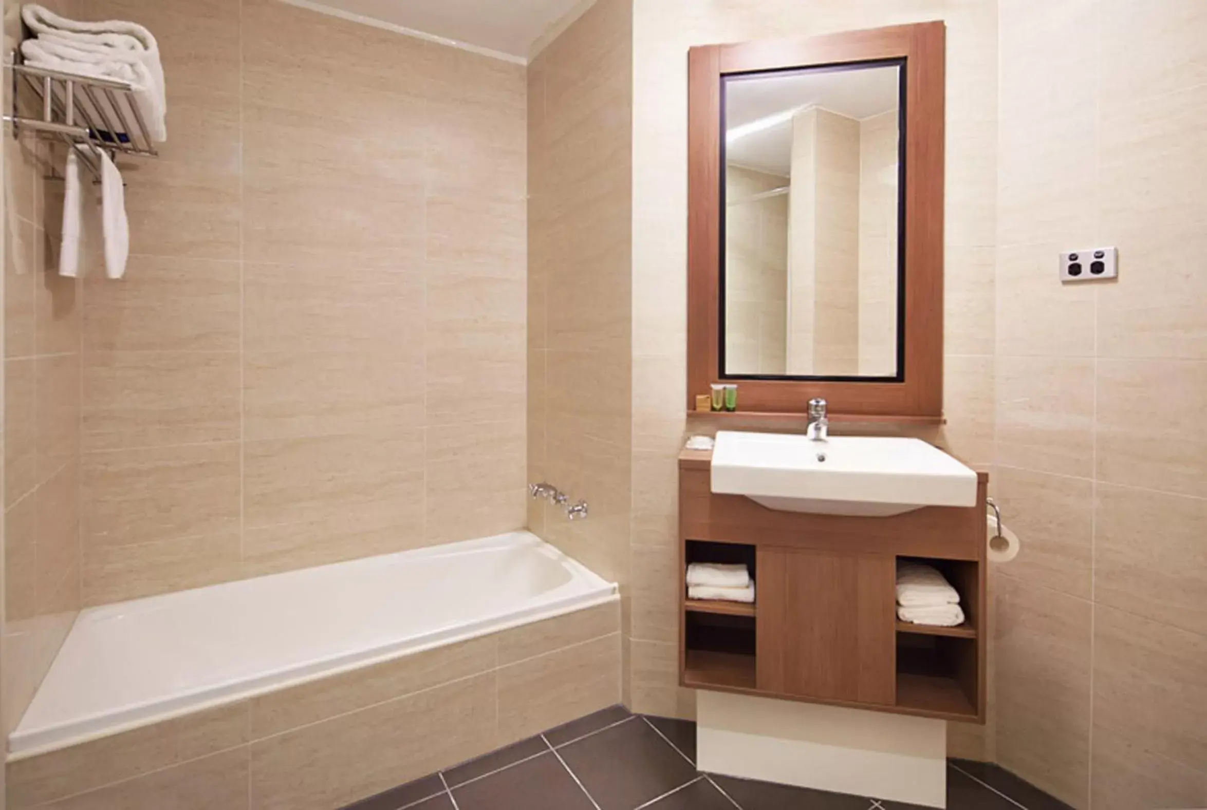 Bathroom in Quality Hotel Ambassador Perth