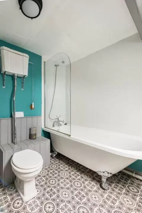 Bathroom in Tŷ Selah, Rugby Ave, Neath