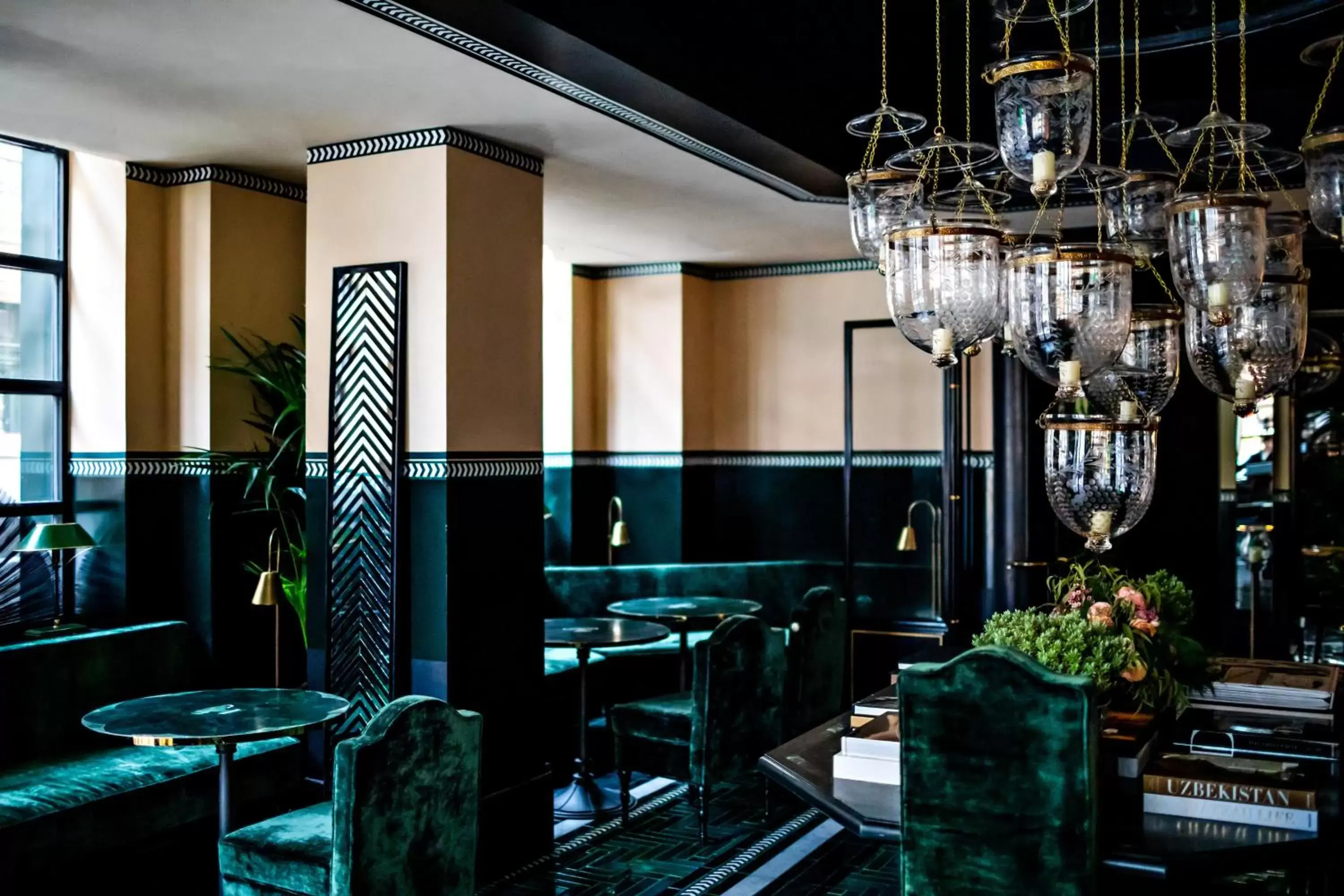 Lobby or reception, Lounge/Bar in Monsieur George Hotel & Spa - Champs-Elysées