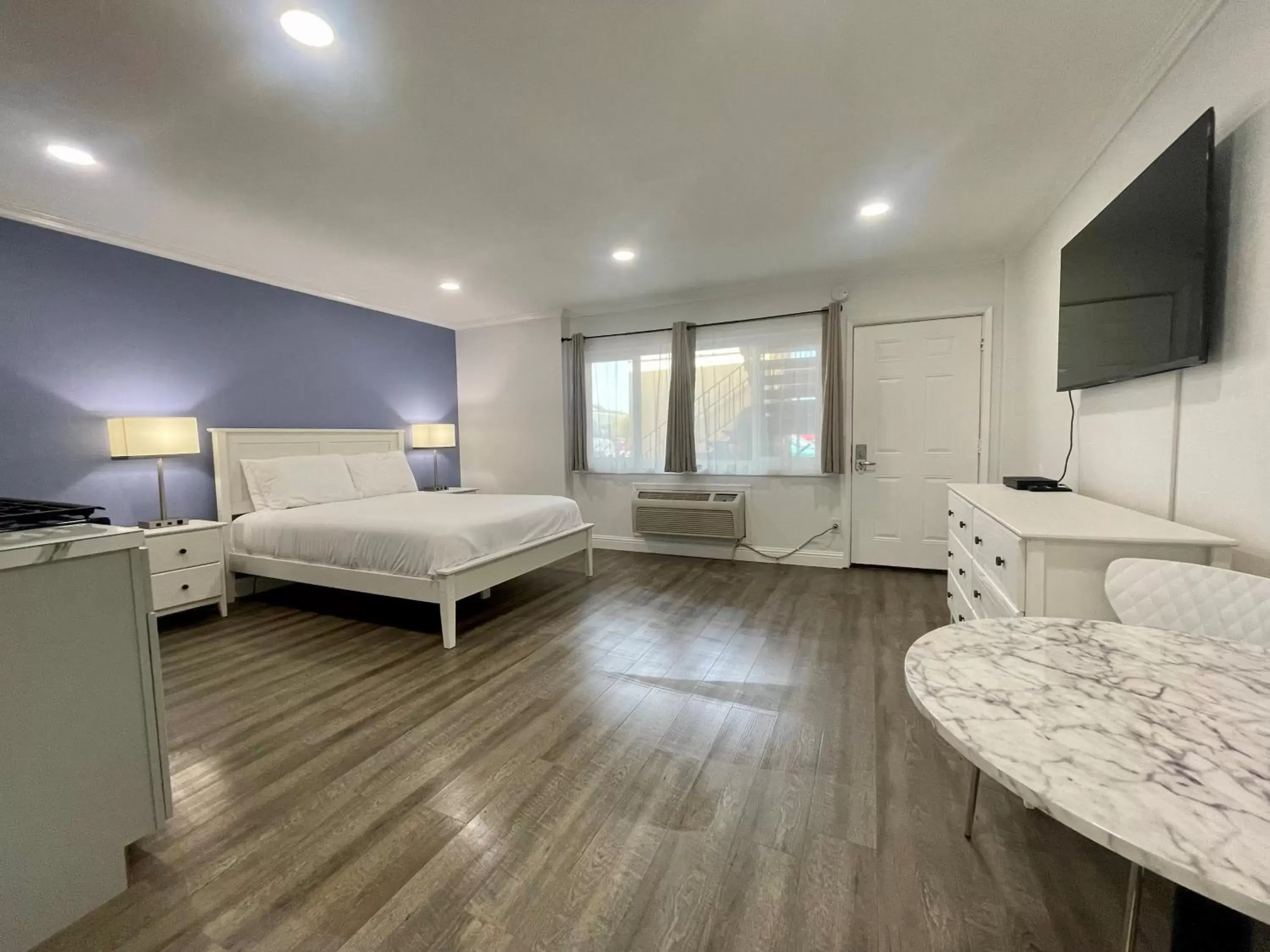 Bed in Budget Inn Bed in Budget Inn