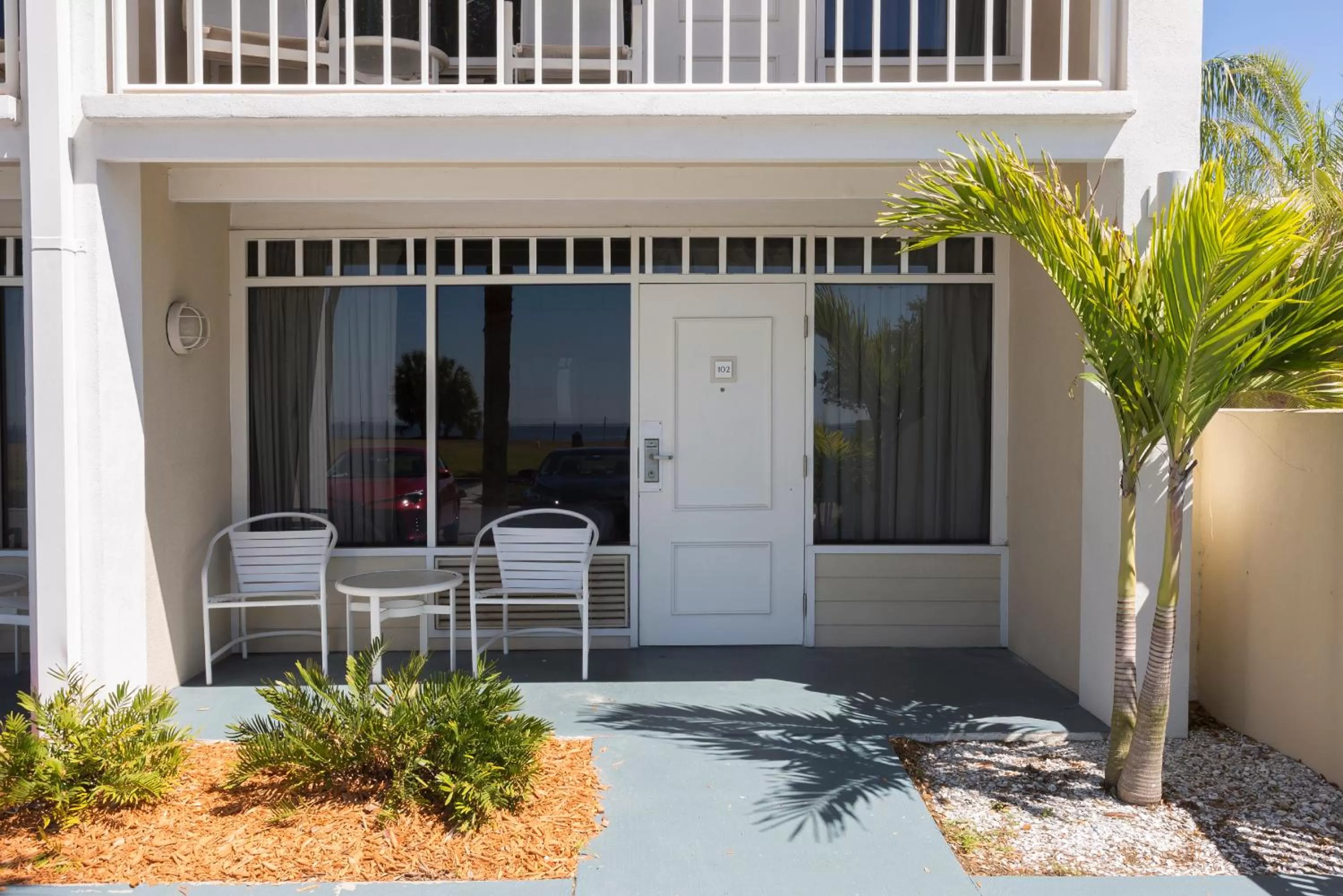 Patio in TAMPA BAY, BEACH step away, WIFI, FREE PARKING,POOLS, JACUZZI