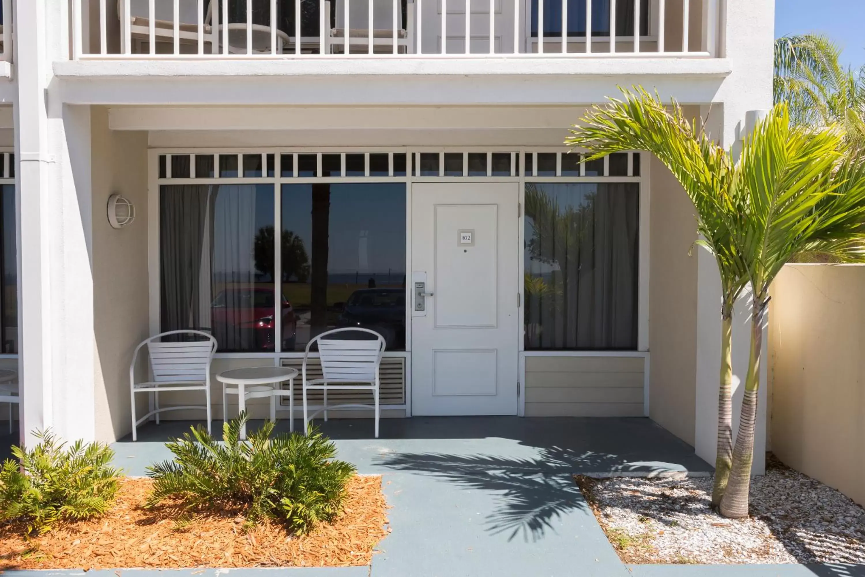 Patio in DOLPHINS, BEACH step away, WIFI, FREE PARKING,POOLS, JACUZZI