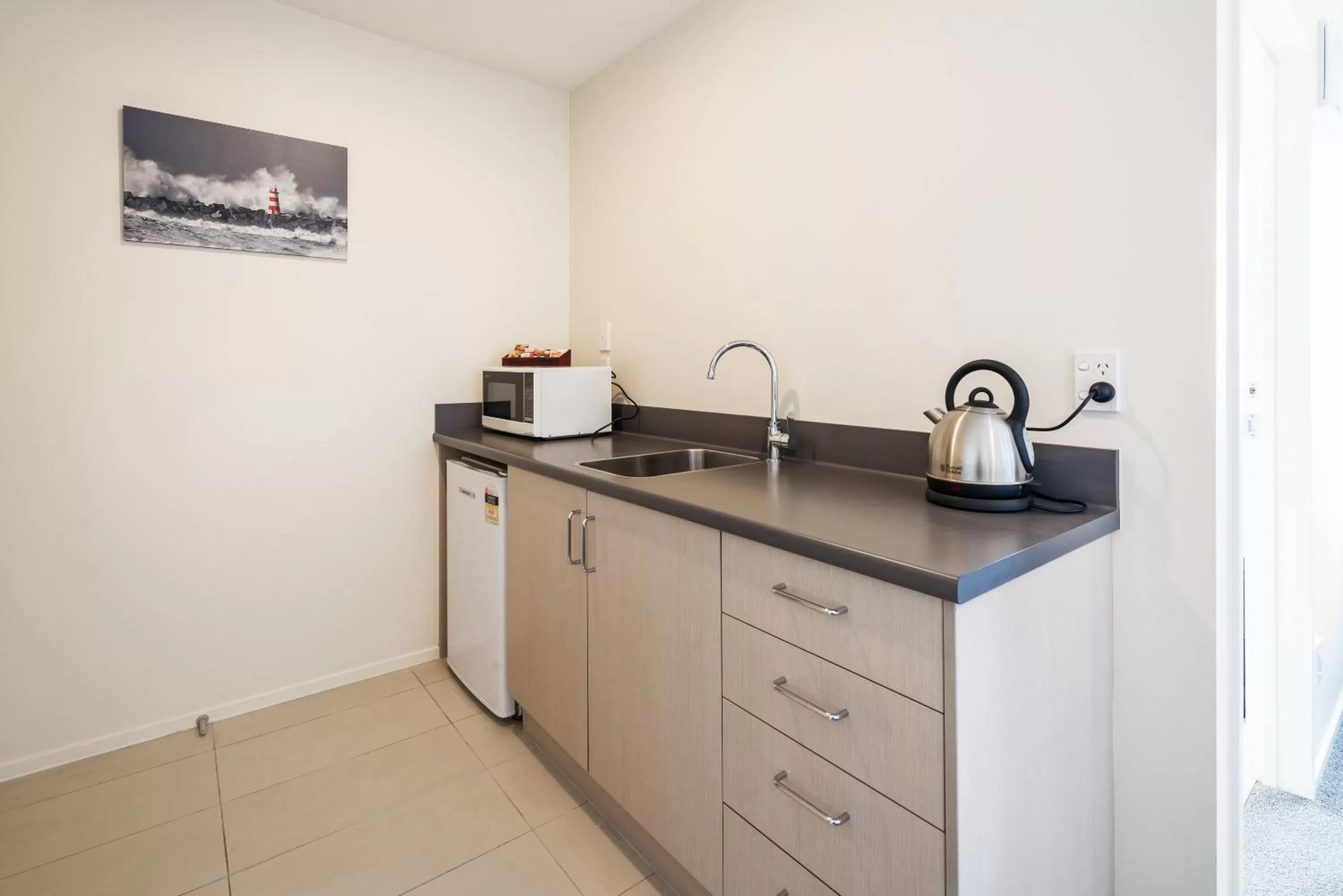 Kitchen or kitchenette in 123 Motel