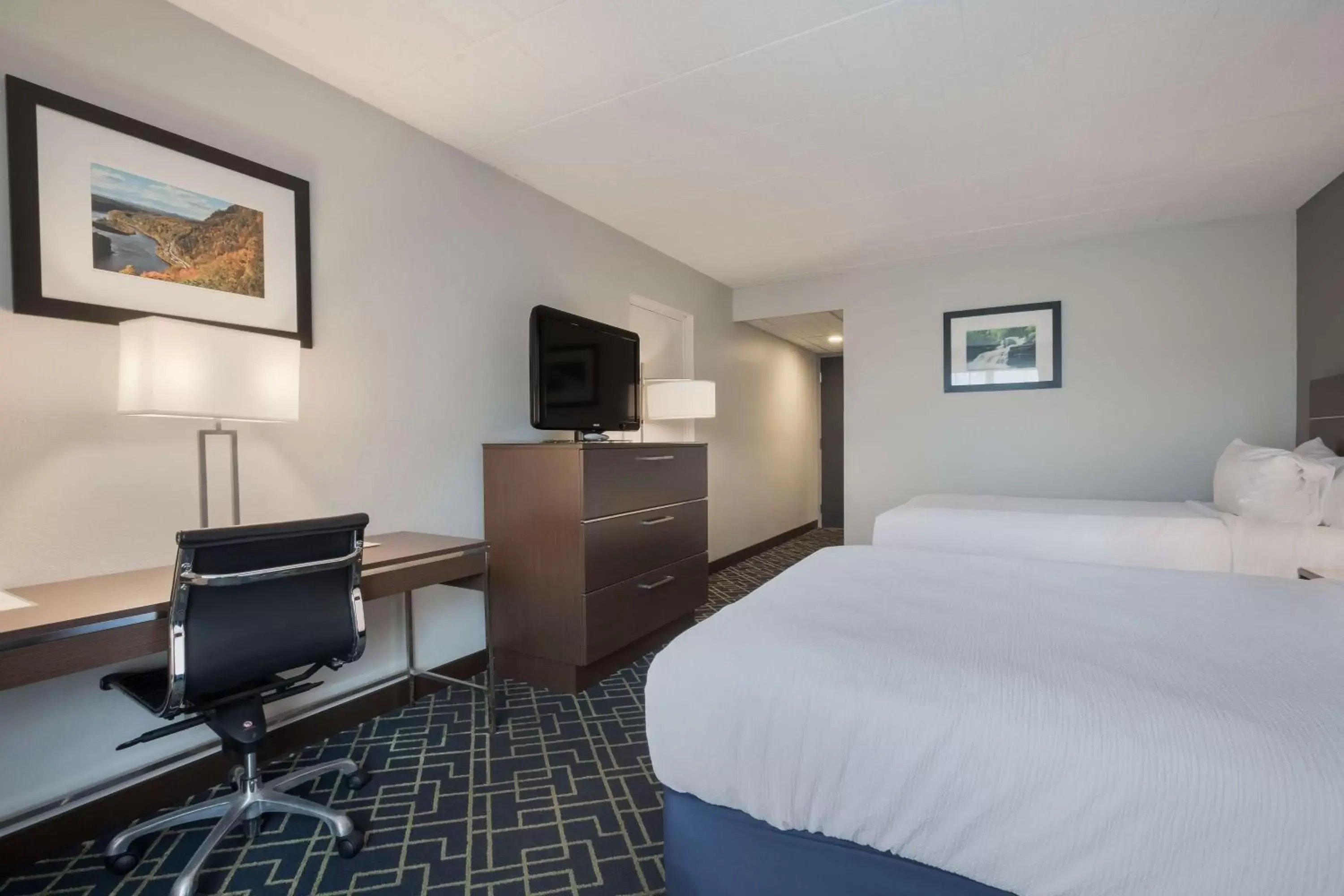 Bedroom, TV/Entertainment Center in Best Western Hunt's Landing Hotel Matamoras Milford