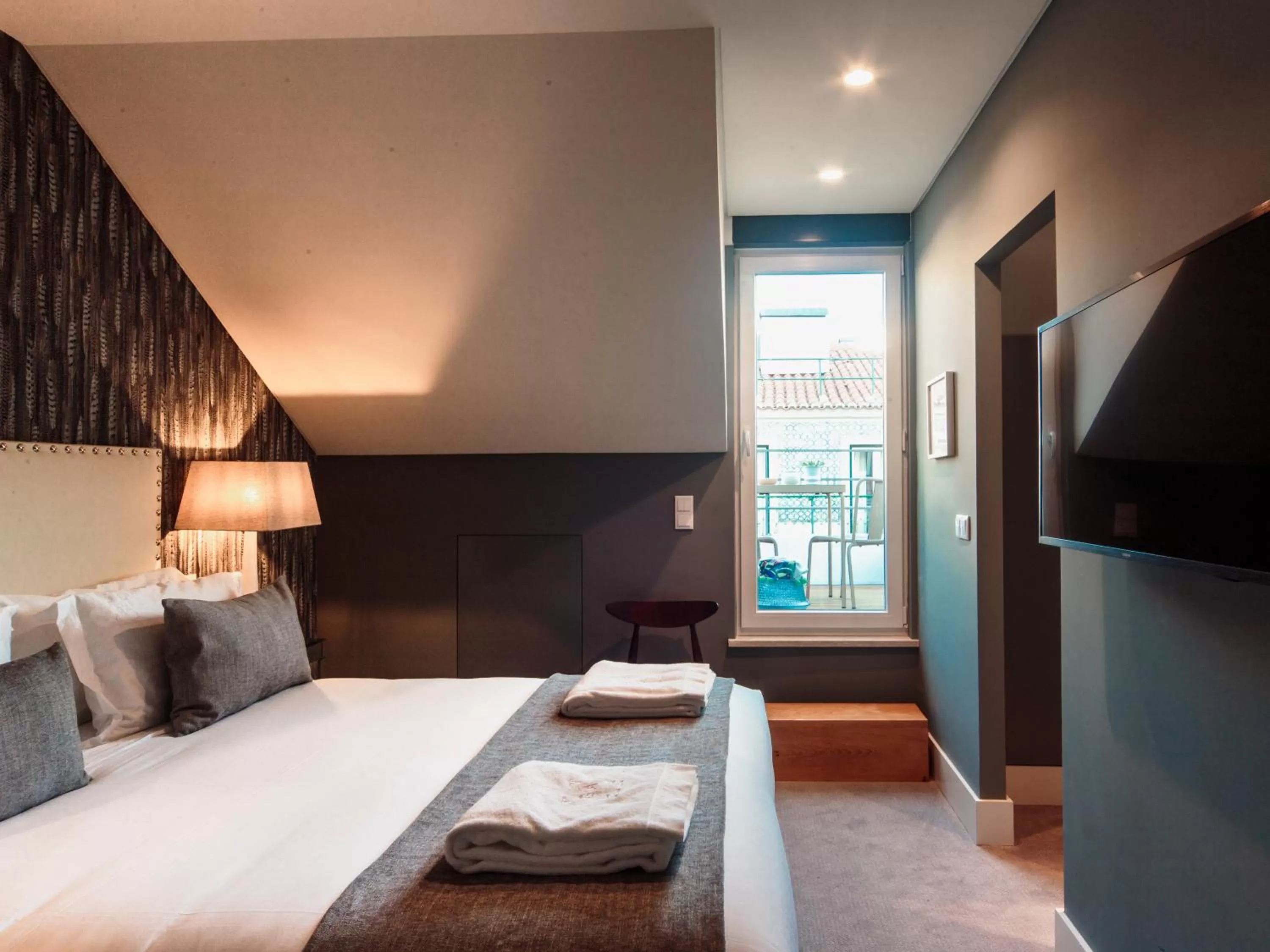 Photo of the whole room, Bed in Dear Lisbon - Gallery House