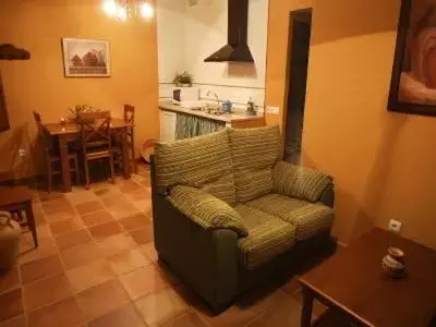 Kitchen or kitchenette, Seating Area in Hotel Apartamento Rural Finca La Media Legua