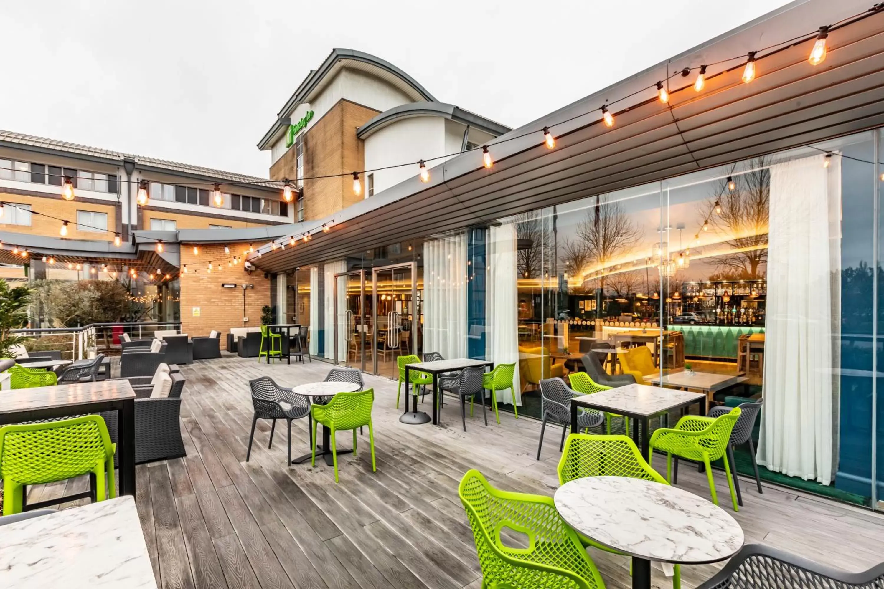 Patio, Restaurant/Places to Eat in Holiday Inn Oxford, an IHG Hotel