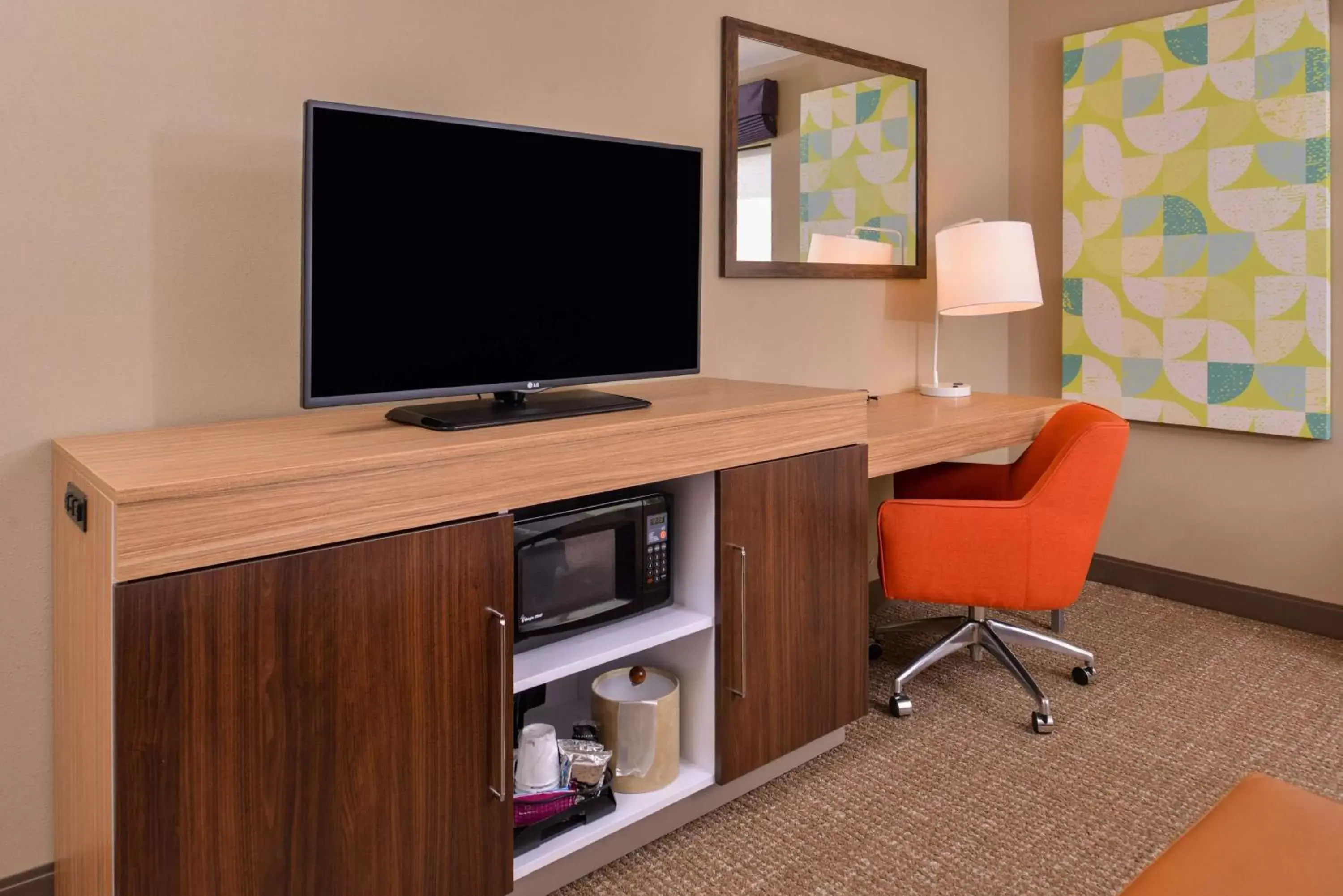 Bedroom, TV/Entertainment Center in Hampton Inn York