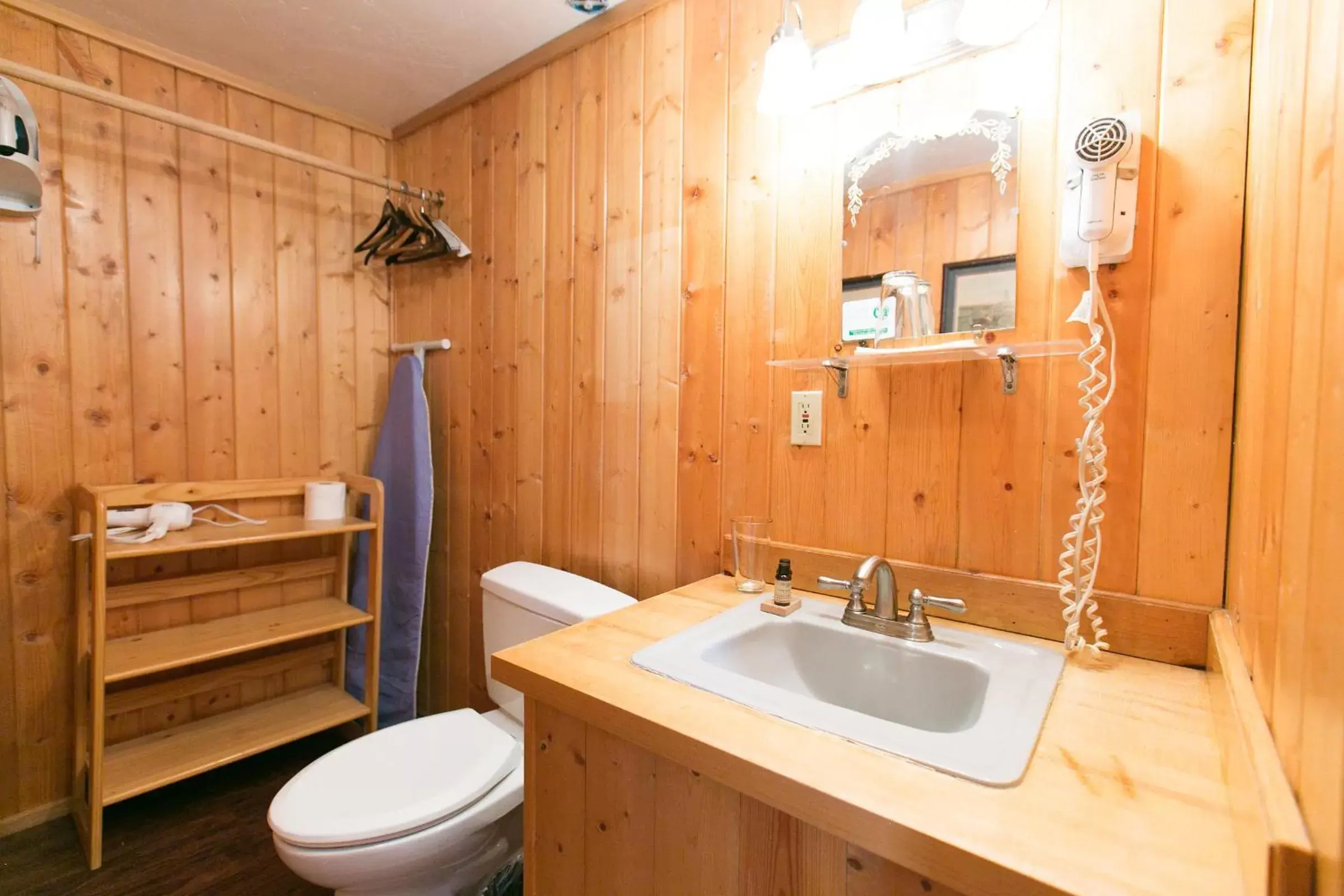 Bathroom in Silver Fork Lodge & Restaurant