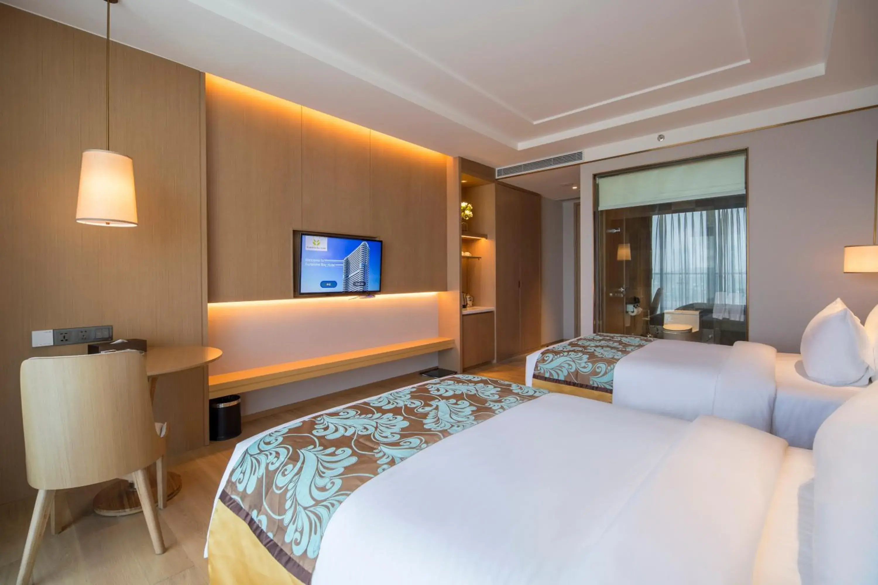 Bed, TV/Entertainment Center in Sunshine Bay Hotel