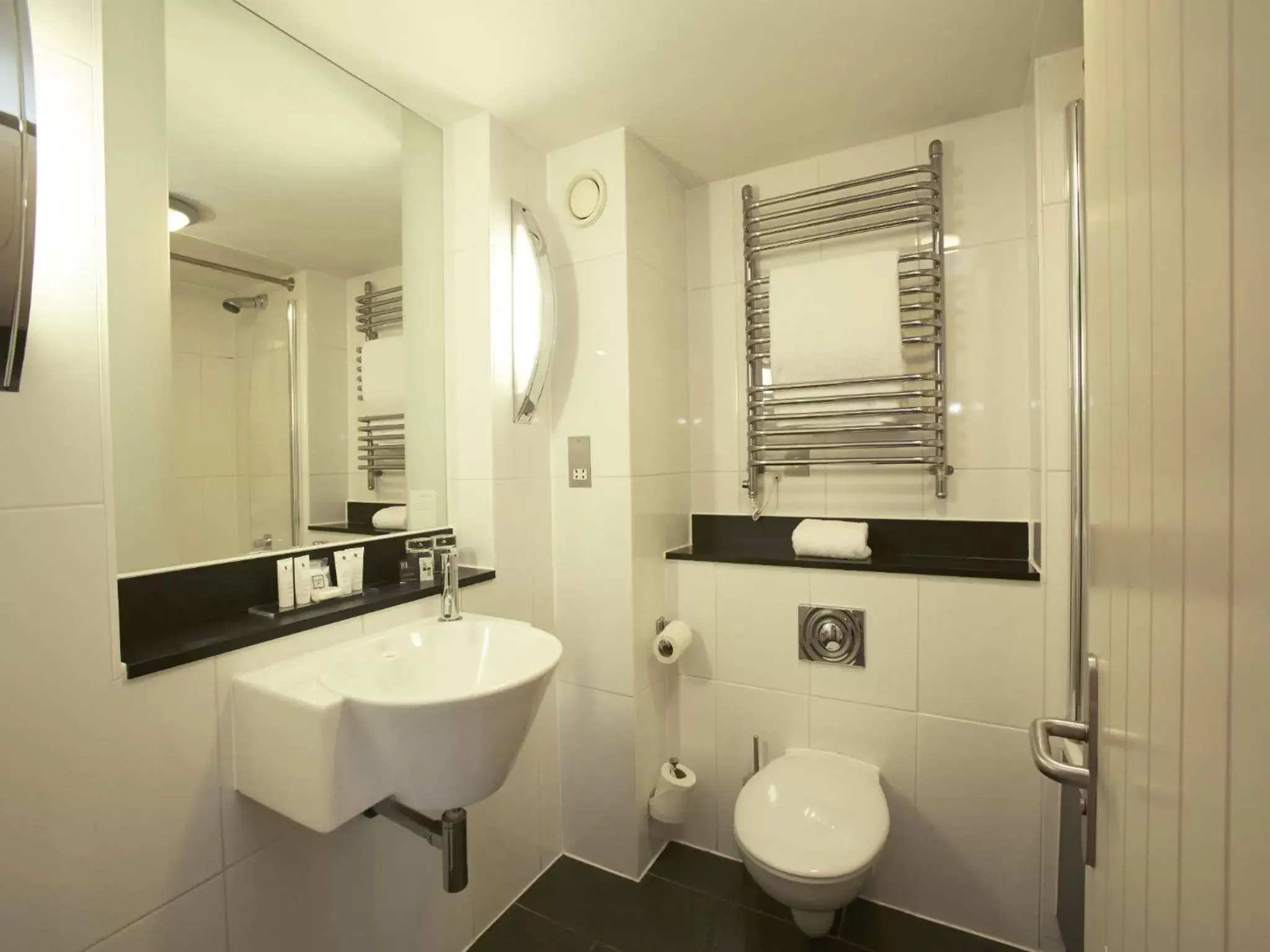 Shower, Bathroom in Salthouse Harbour Hotel