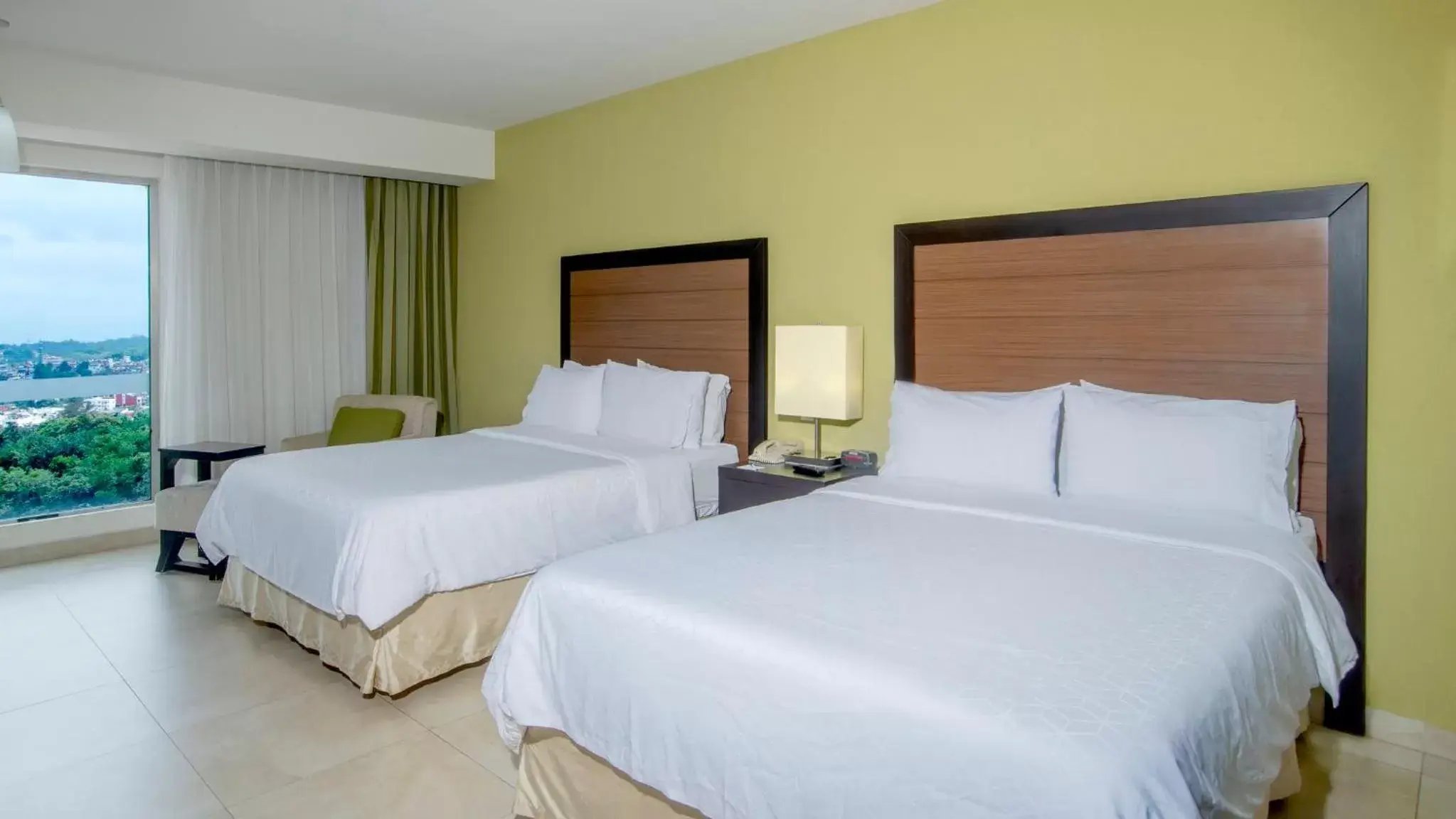 Photo of the whole room, Bed in Holiday Inn Express Xalapa