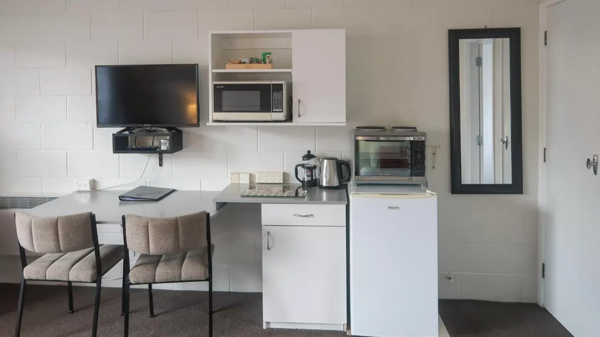 Kitchen/Kitchenette in Fiesta Court Motel