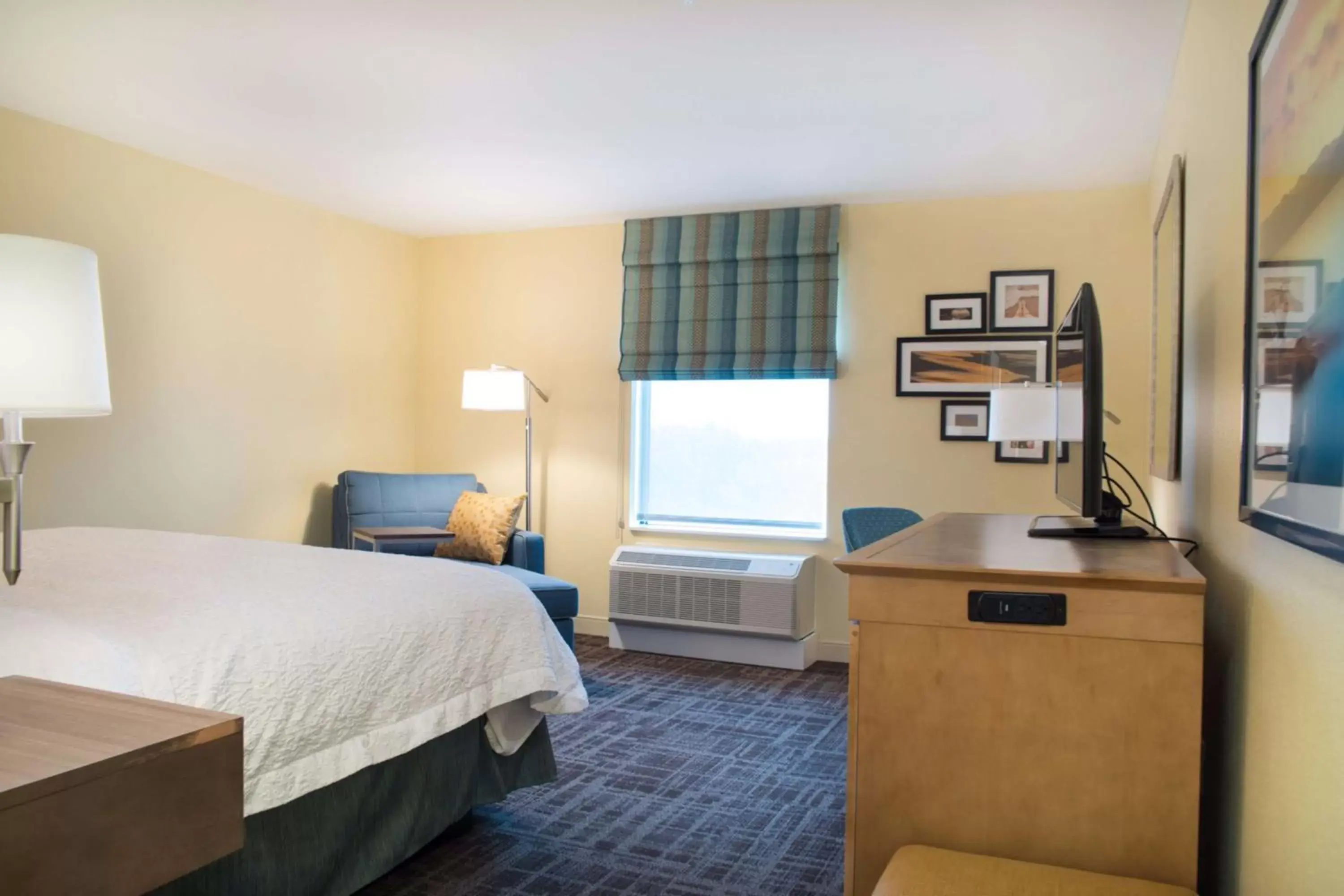 Bedroom in Hampton Inn & Suites Big Rapids, Mi