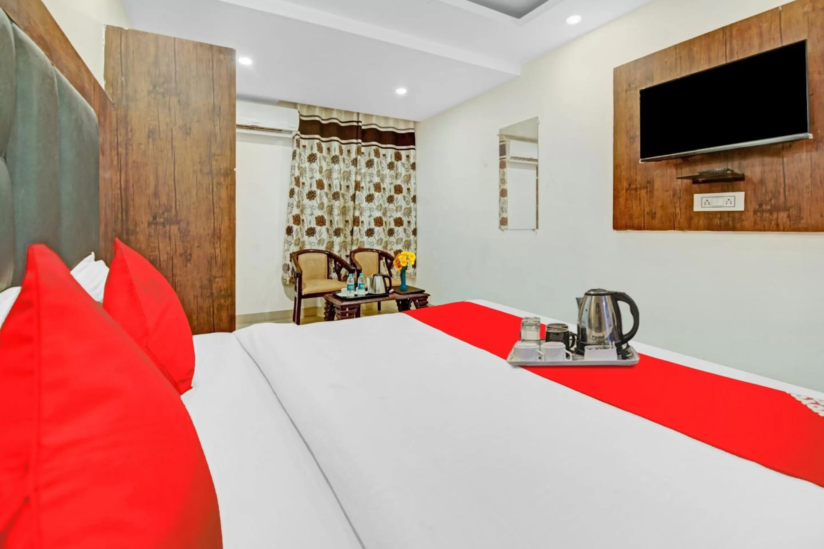 Bedroom in Super OYO Flagship Hotel Tez Plaza