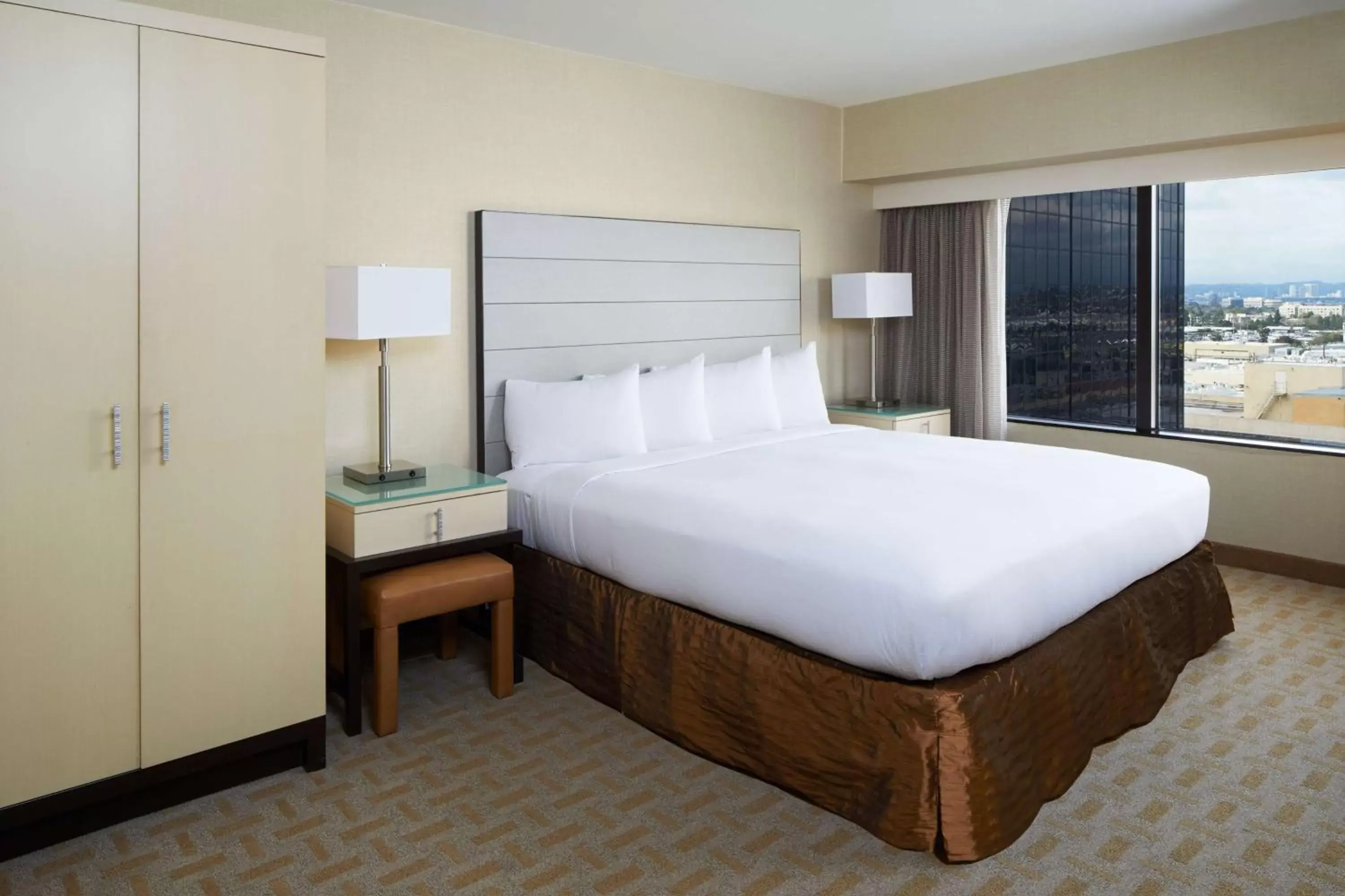 View (from property/room), Bed in Hilton Los Angeles Airport