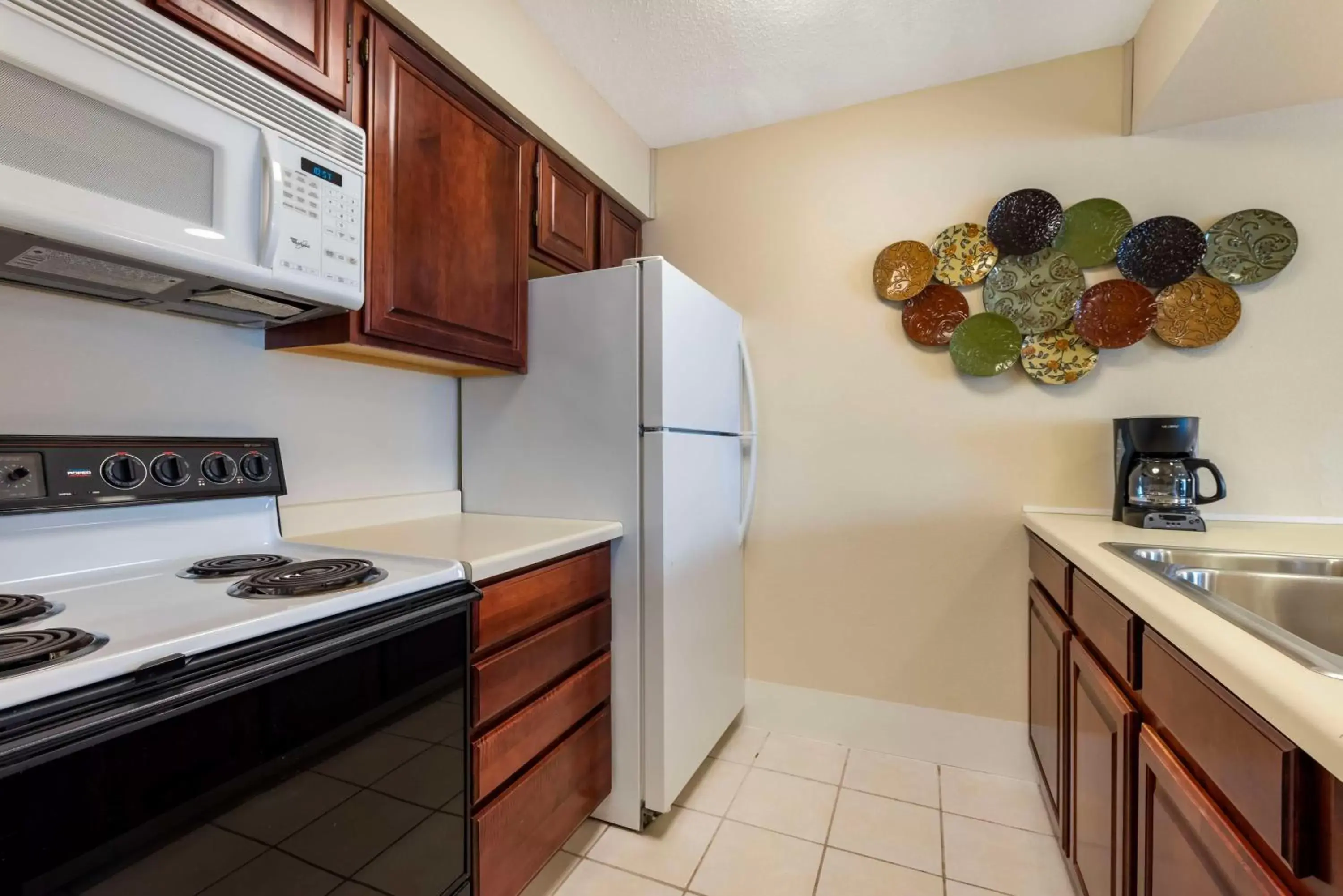 Bedroom, Kitchen/Kitchenette in Best Western Spooner Riverplace