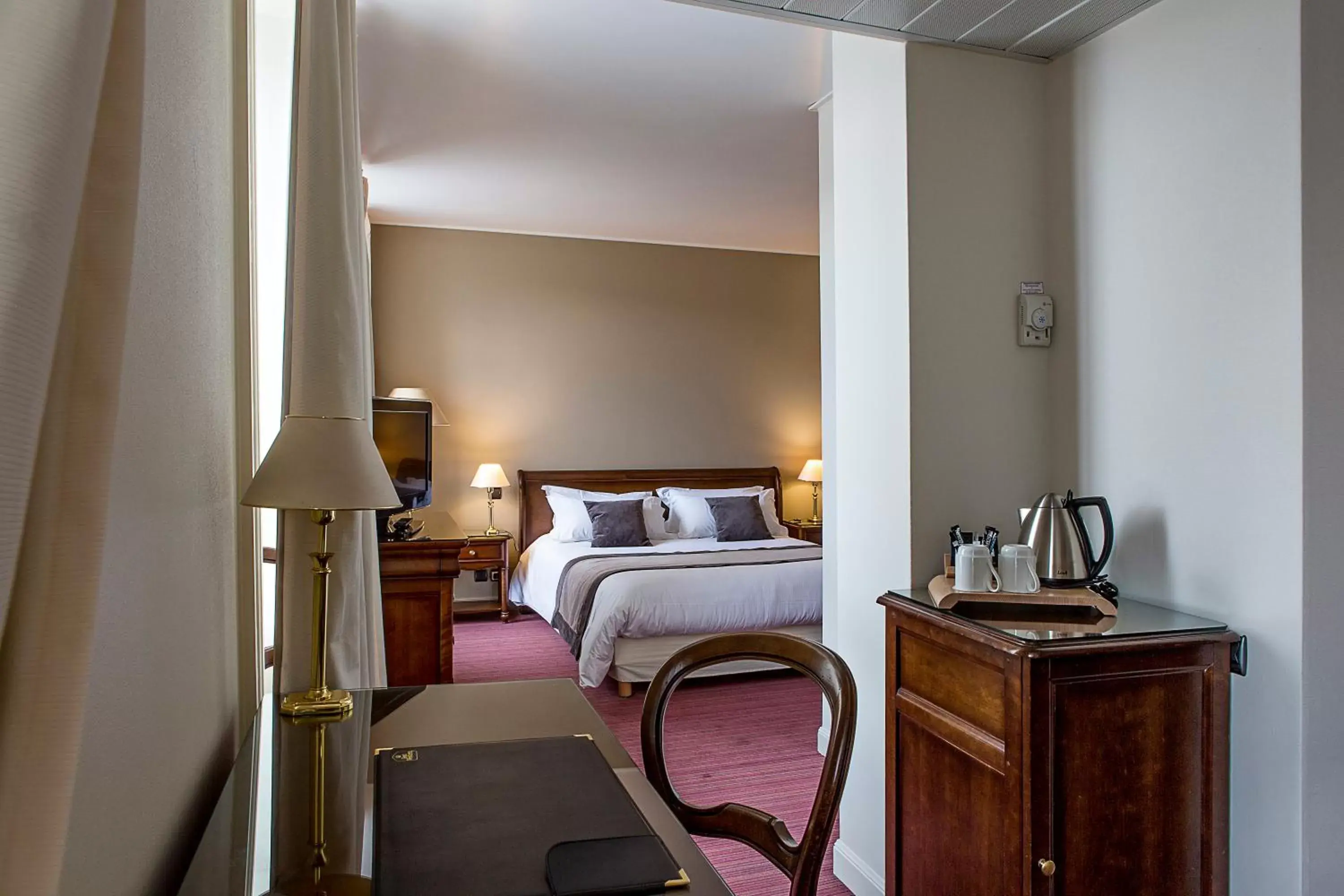 Coffee/tea facilities, Bed in Best Western Grand Hotel de Bordeaux