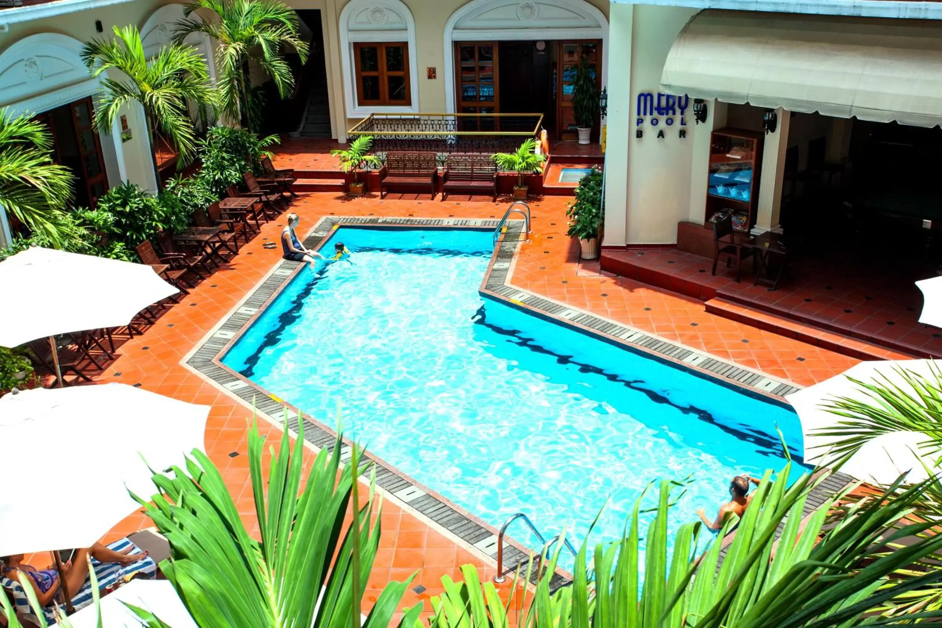 , Swimming Pool in Hotel Majestic Saigon