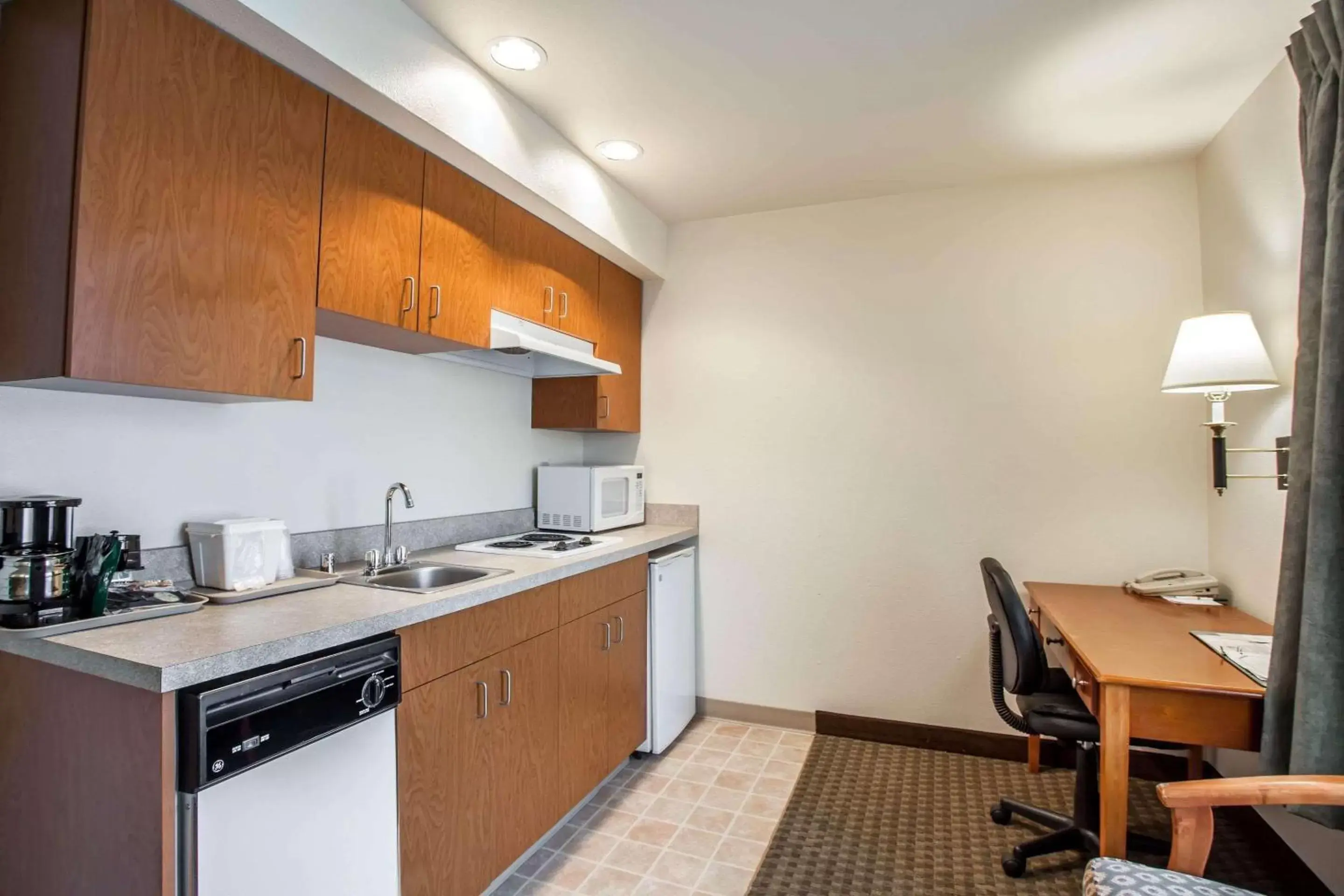 Kitchen or kitchenette, Kitchen/Kitchenette in Quality Inn & Suites Federal Way - Seattle