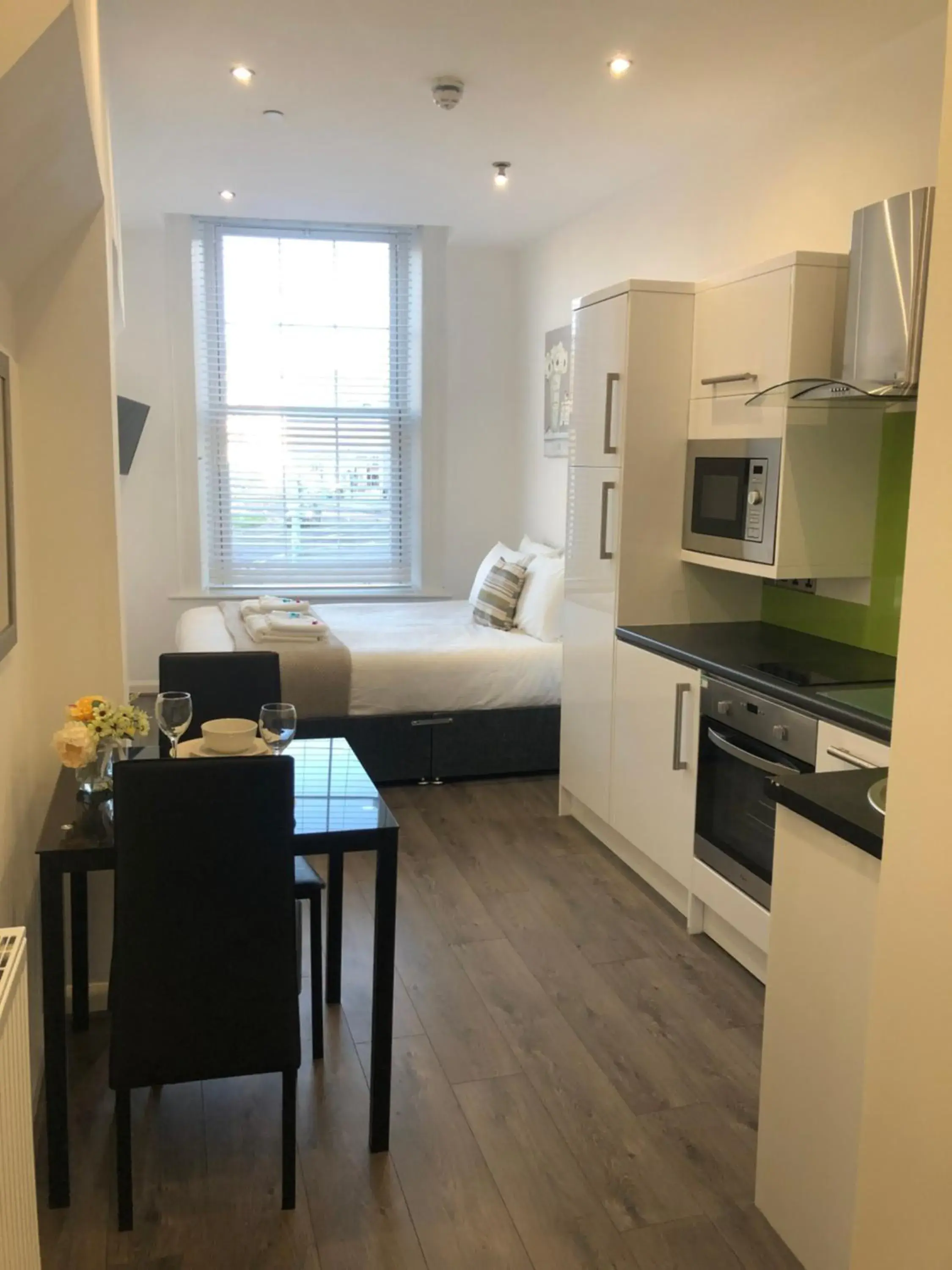 Bed, Kitchen/Kitchenette in FoxHouse Studio Apartments