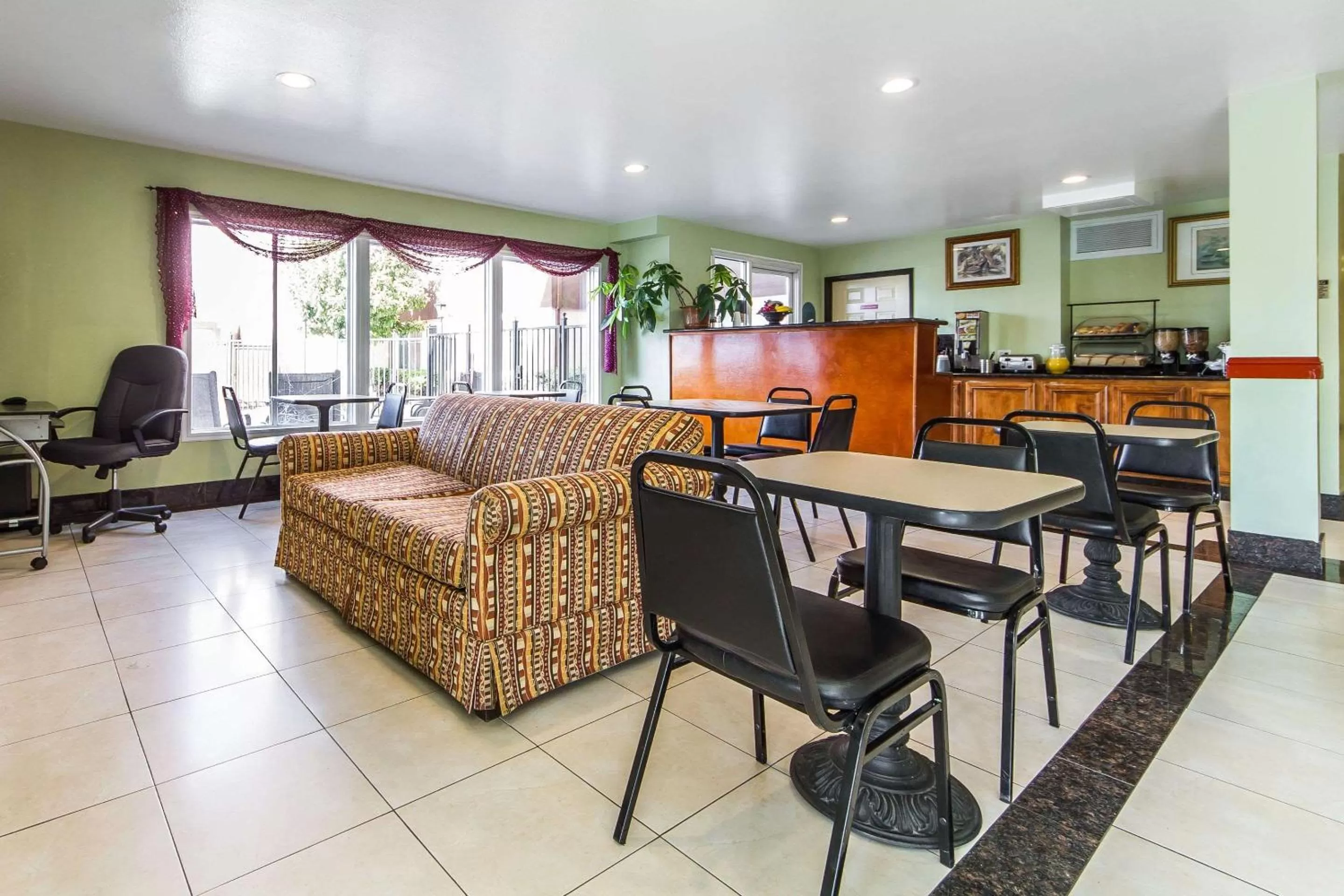 Lobby or reception in Rodeway Inn & Suites Hayward - Oakland South