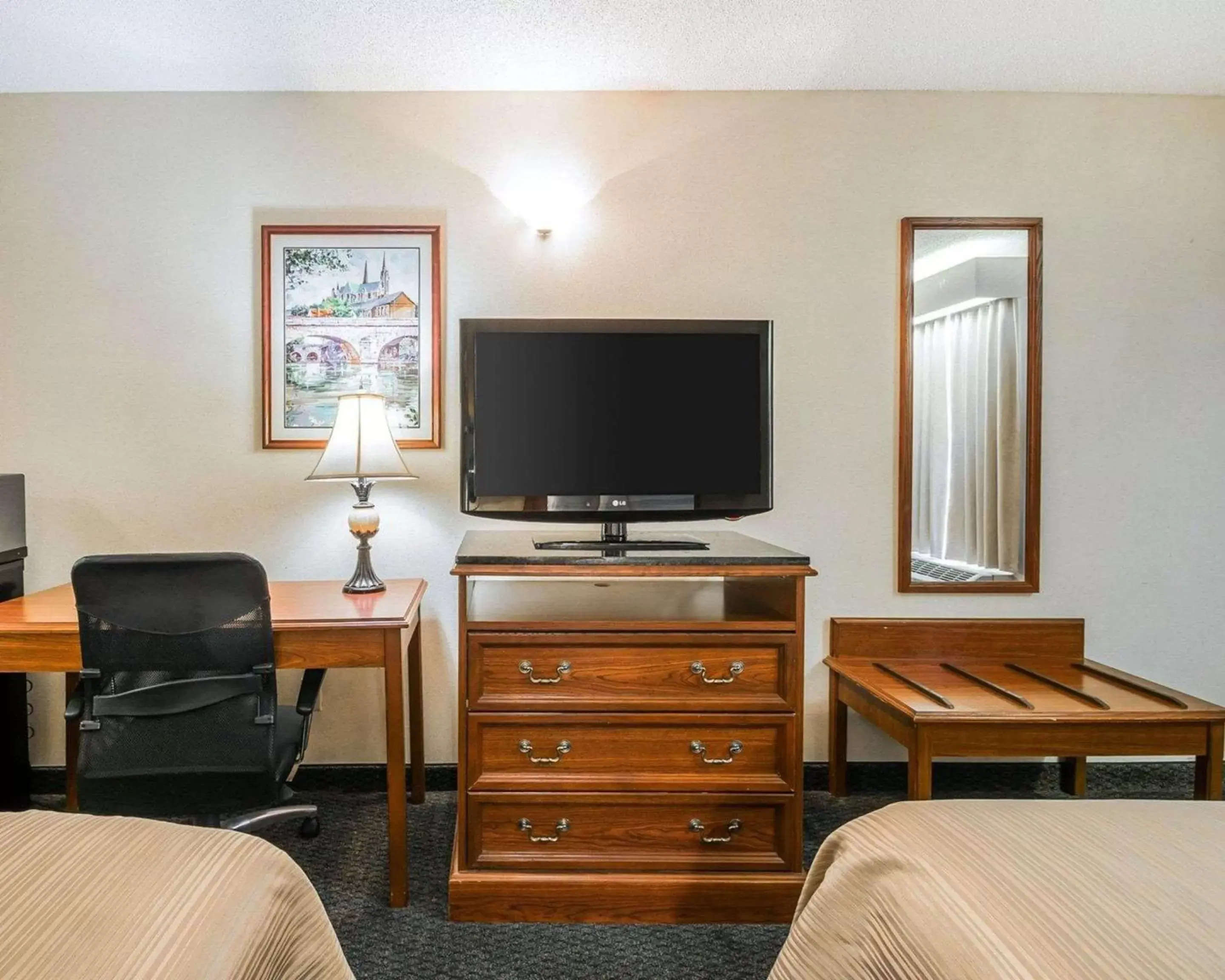 Photo of the whole room, TV/Entertainment Center in Quality Inn Bainbridge