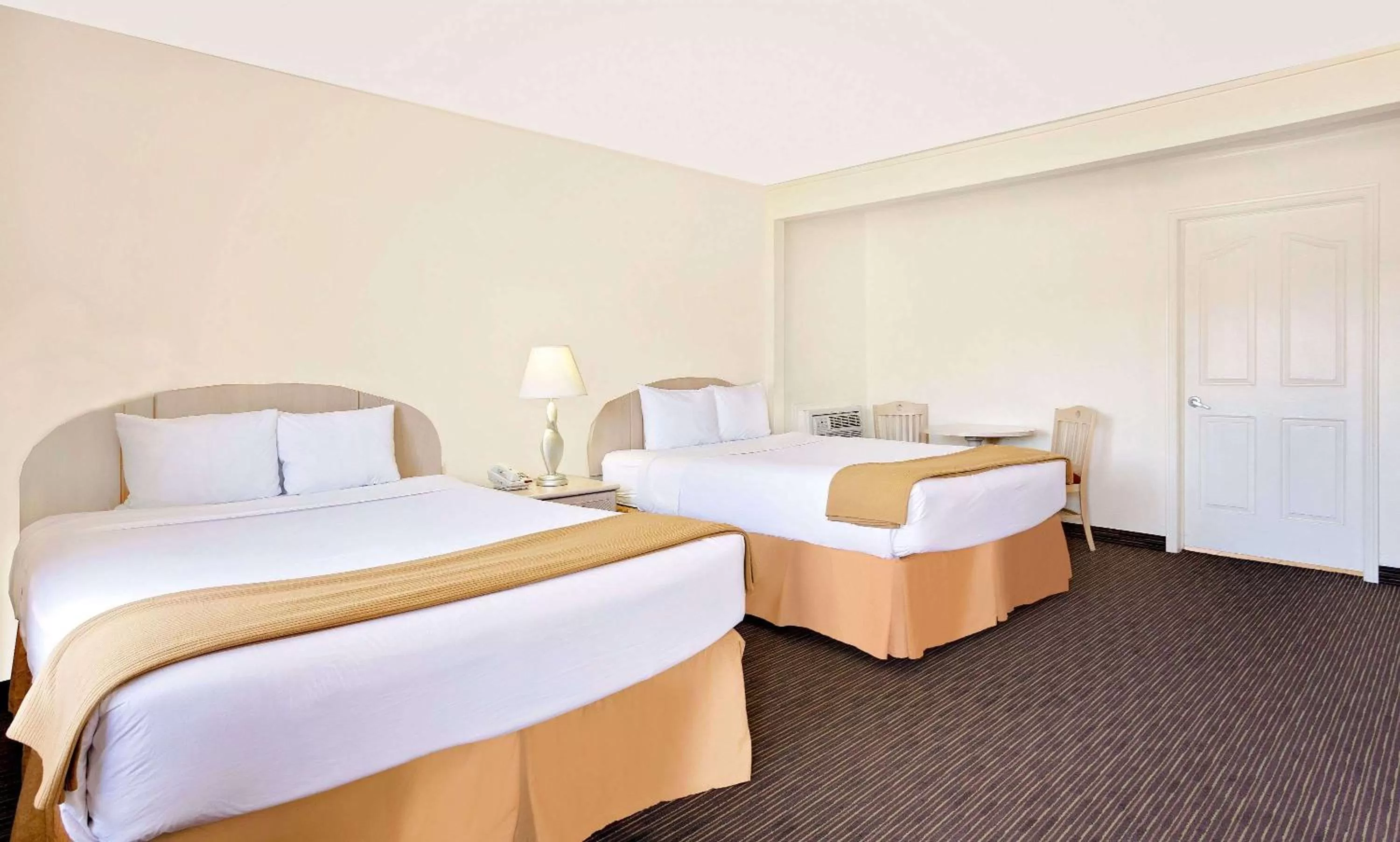 Photo of the whole room, Bed in Knights Inn Page